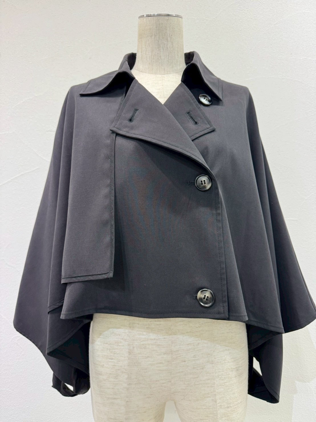 【CYAN 2026 SPRING＆SUMMER VOL.1】ショートトレンチポンチョ - Champdelarose
