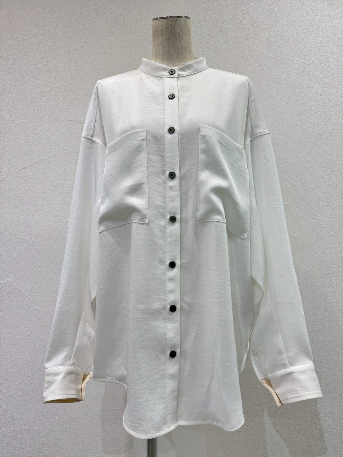 【CYAN 2026 SPRING＆SUMMER VOL.1】アームドレープグロッシーオーバーシャツ - Champdelarose