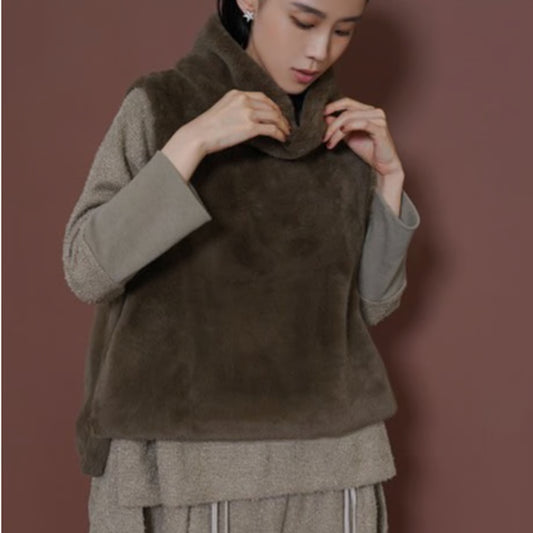 【CYAN 2025 AW vol.2】バックオーバーハイネックファーベスト