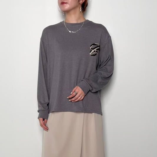 【CHIGNON 2025 AUTUMN/WINTER】モケモケ刺繍ロゴロンTee