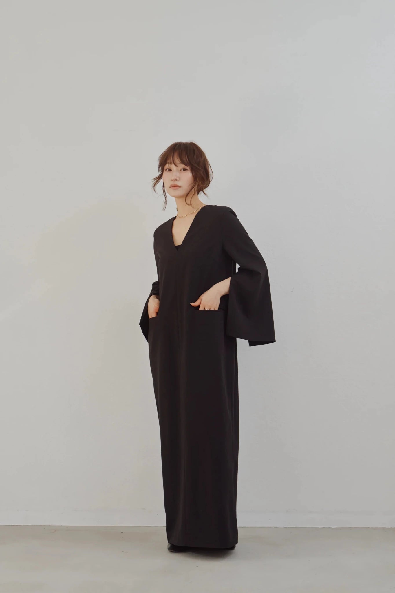 【Hella 2026 FALLWINTER COLLECTION】Flow Sleeve V Dress - Champdelarose