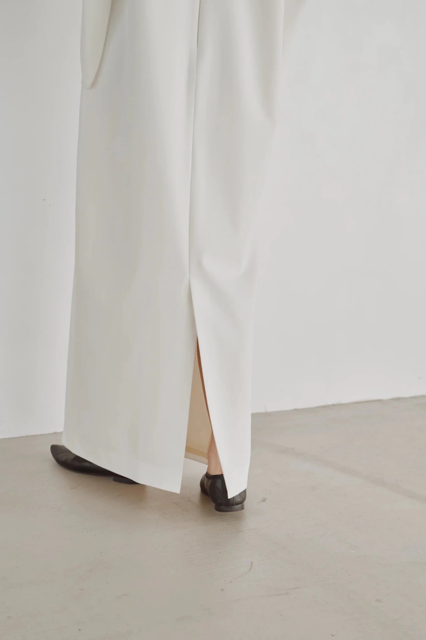 【Hella 2026 FALLWINTER COLLECTION】Flow Sleeve V Dress - Champdelarose