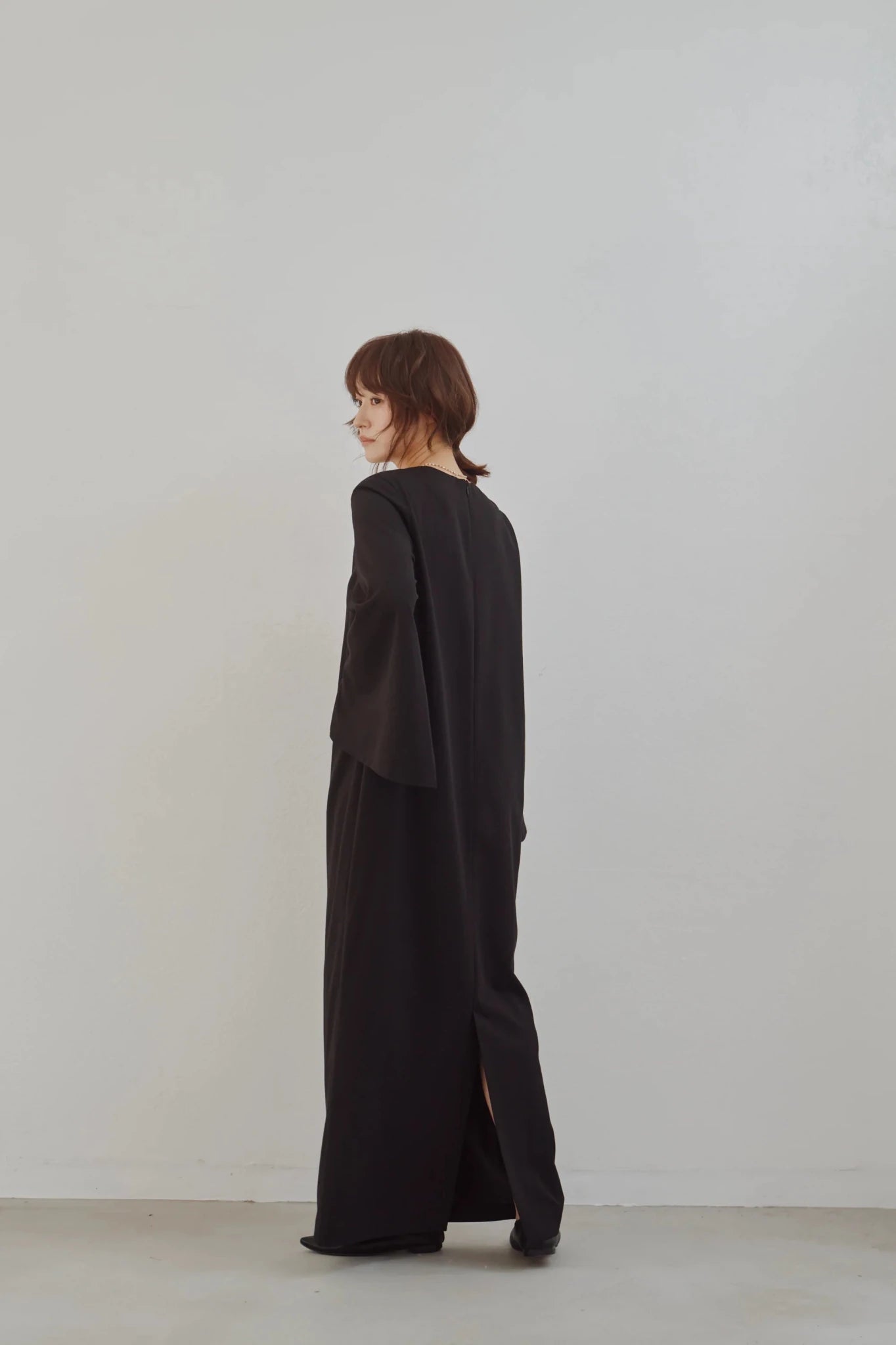 【Hella 2026 FALLWINTER COLLECTION】Flow Sleeve V Dress - Champdelarose