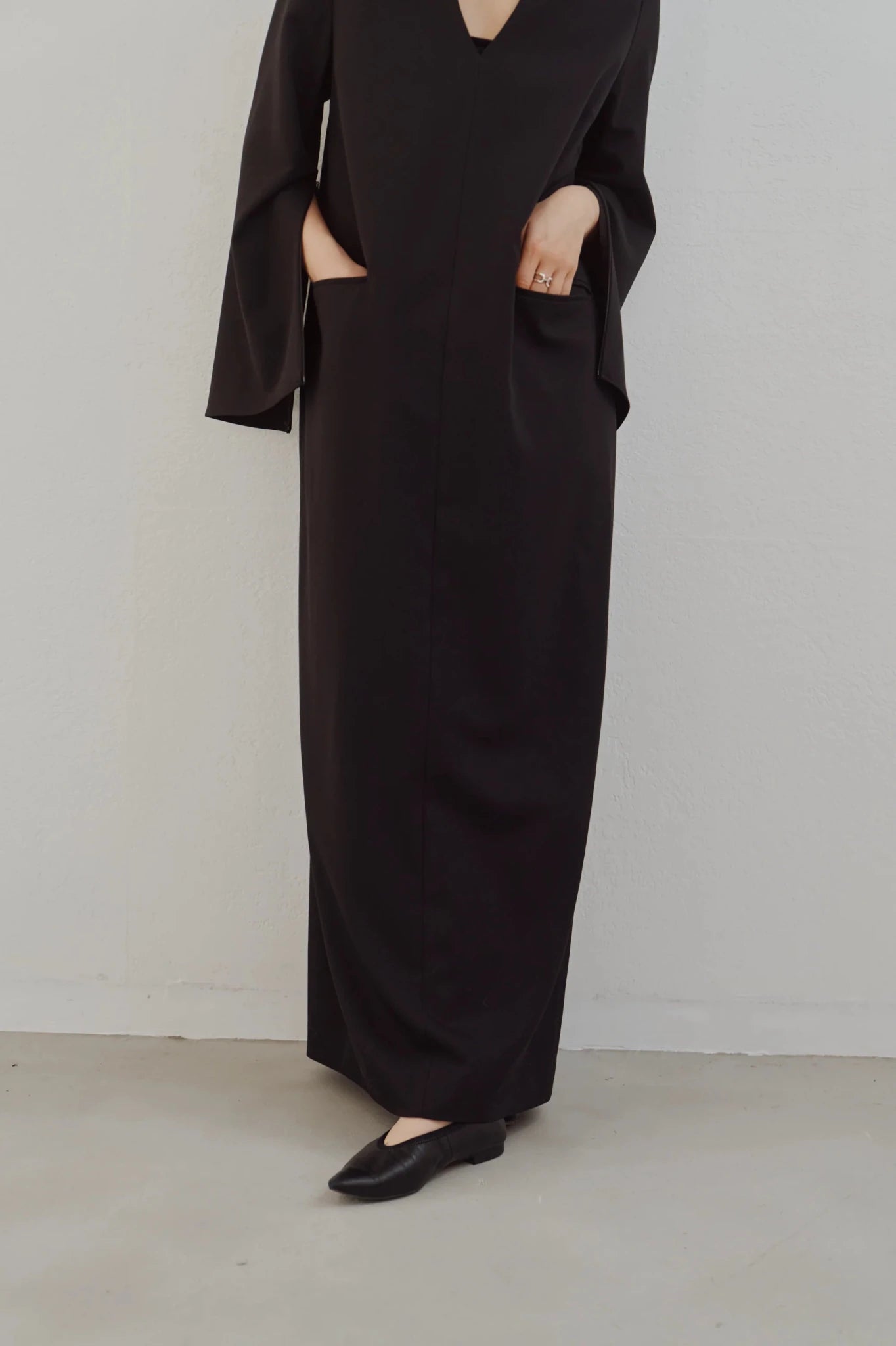 【Hella 2026 FALLWINTER COLLECTION】Flow Sleeve V Dress - Champdelarose