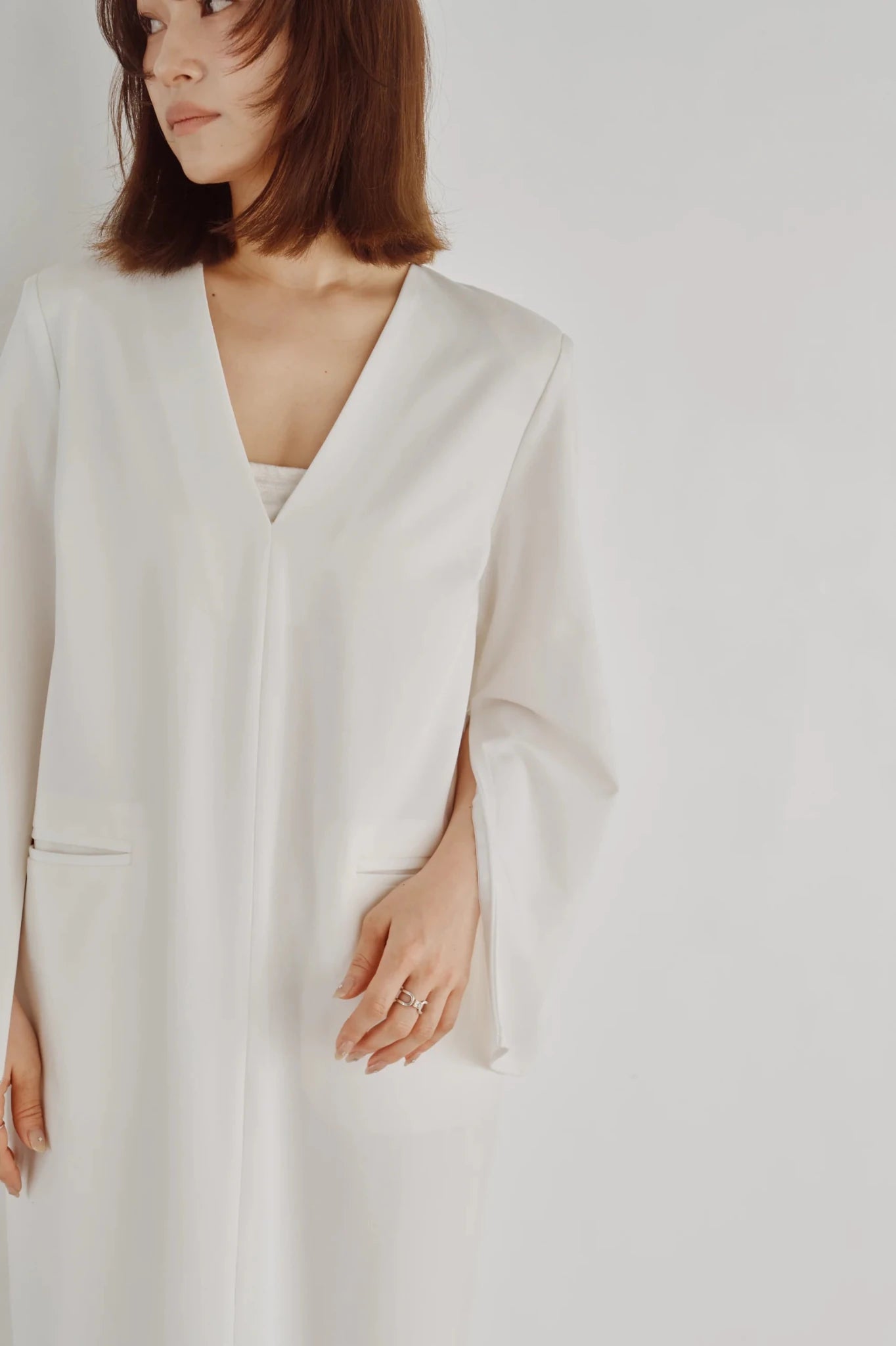 【Hella 2026 FALLWINTER COLLECTION】Flow Sleeve V Dress - Champdelarose