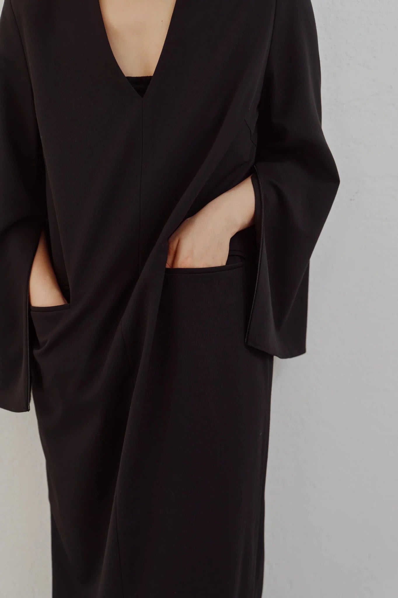 【Hella 2026 FALLWINTER COLLECTION】Flow Sleeve V Dress - Champdelarose