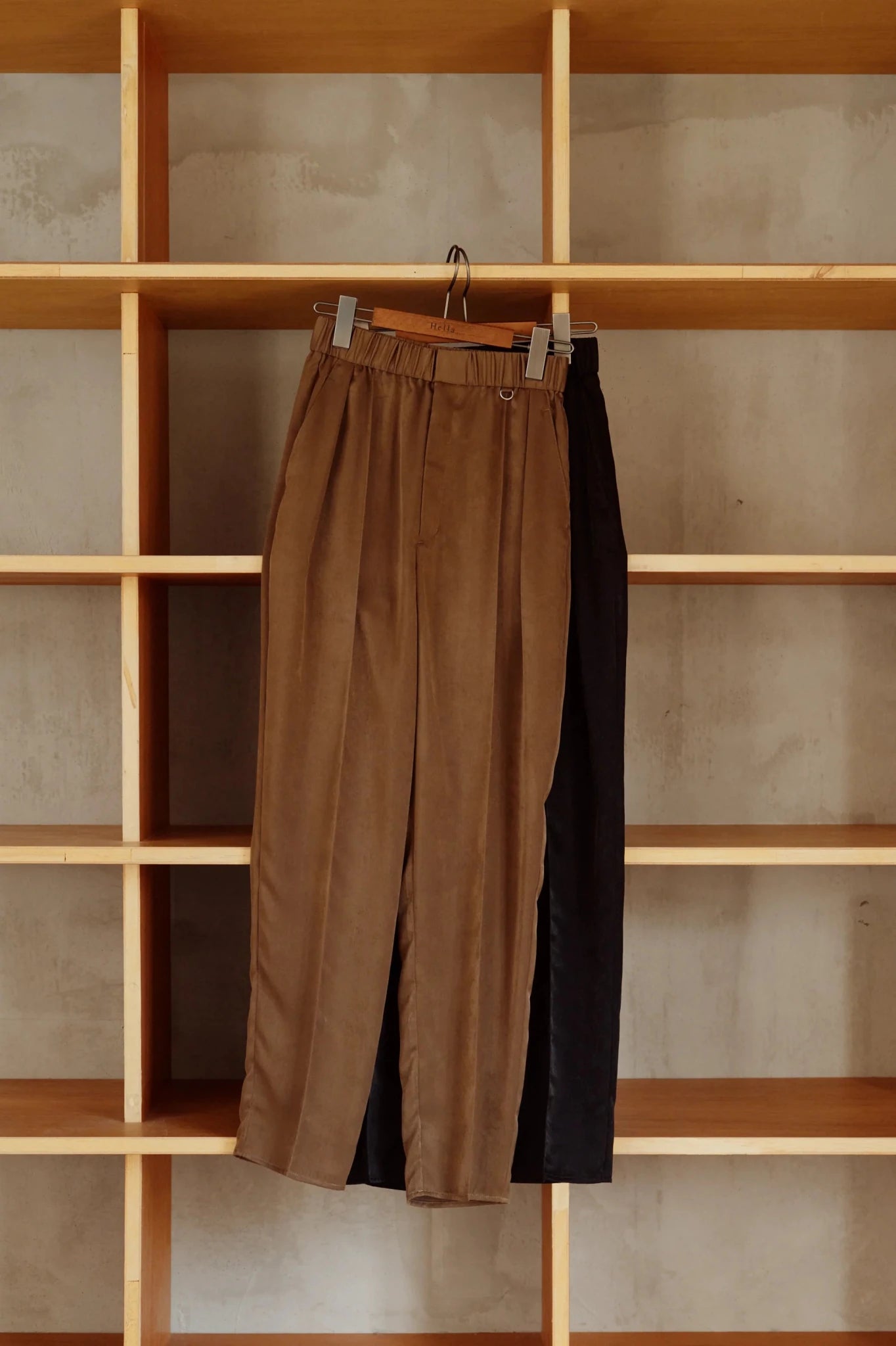 【Hella 2026 FALLWINTER COLLECTION】Pintuck Tapered Pants - Champdelarose