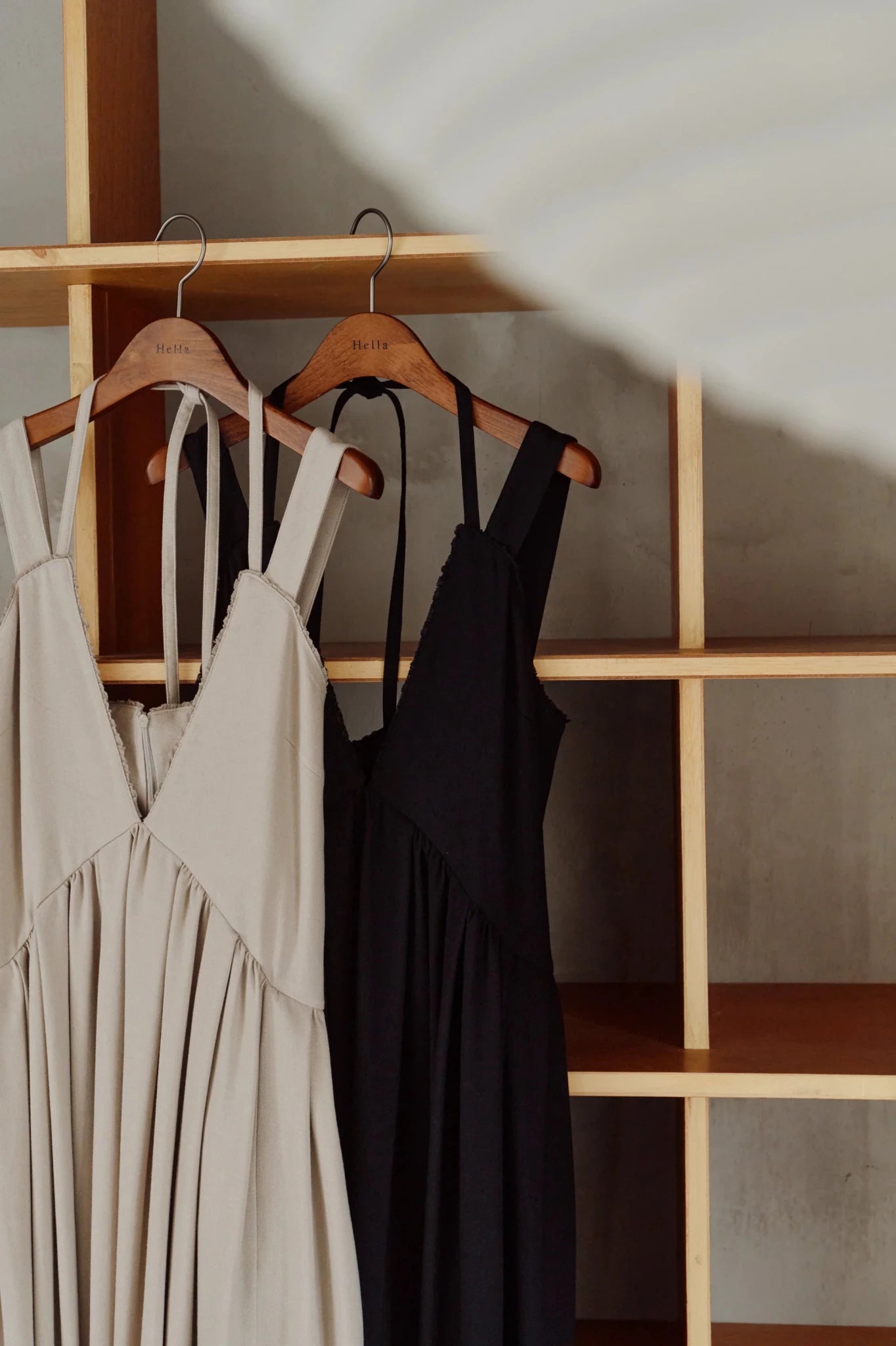 【Hella 2026 FALLWINTER COLLECTION】Tulle Insert V Dress - Champdelarose
