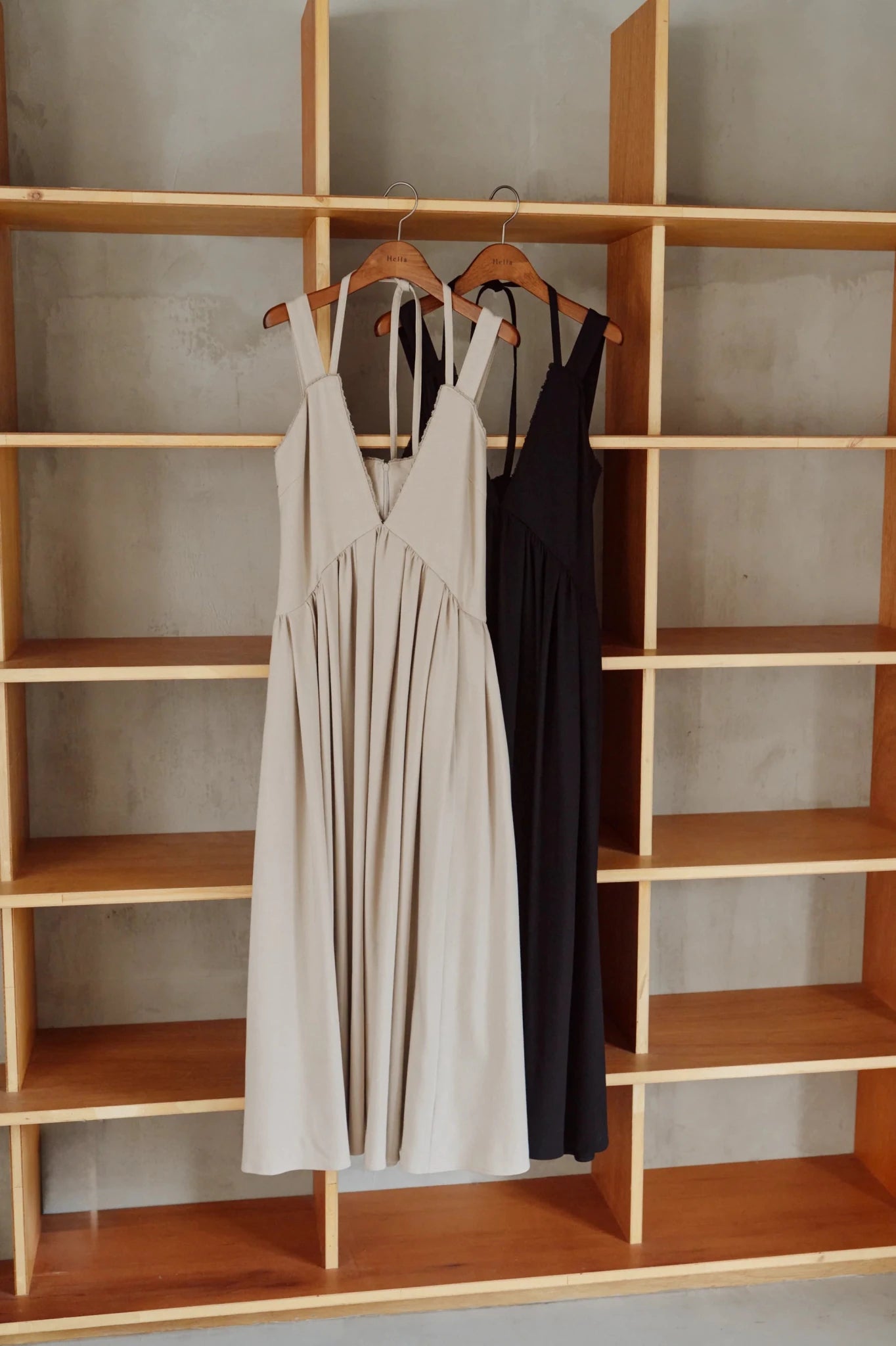 【Hella 2026 FALLWINTER COLLECTION】Tulle Insert V Dress - Champdelarose