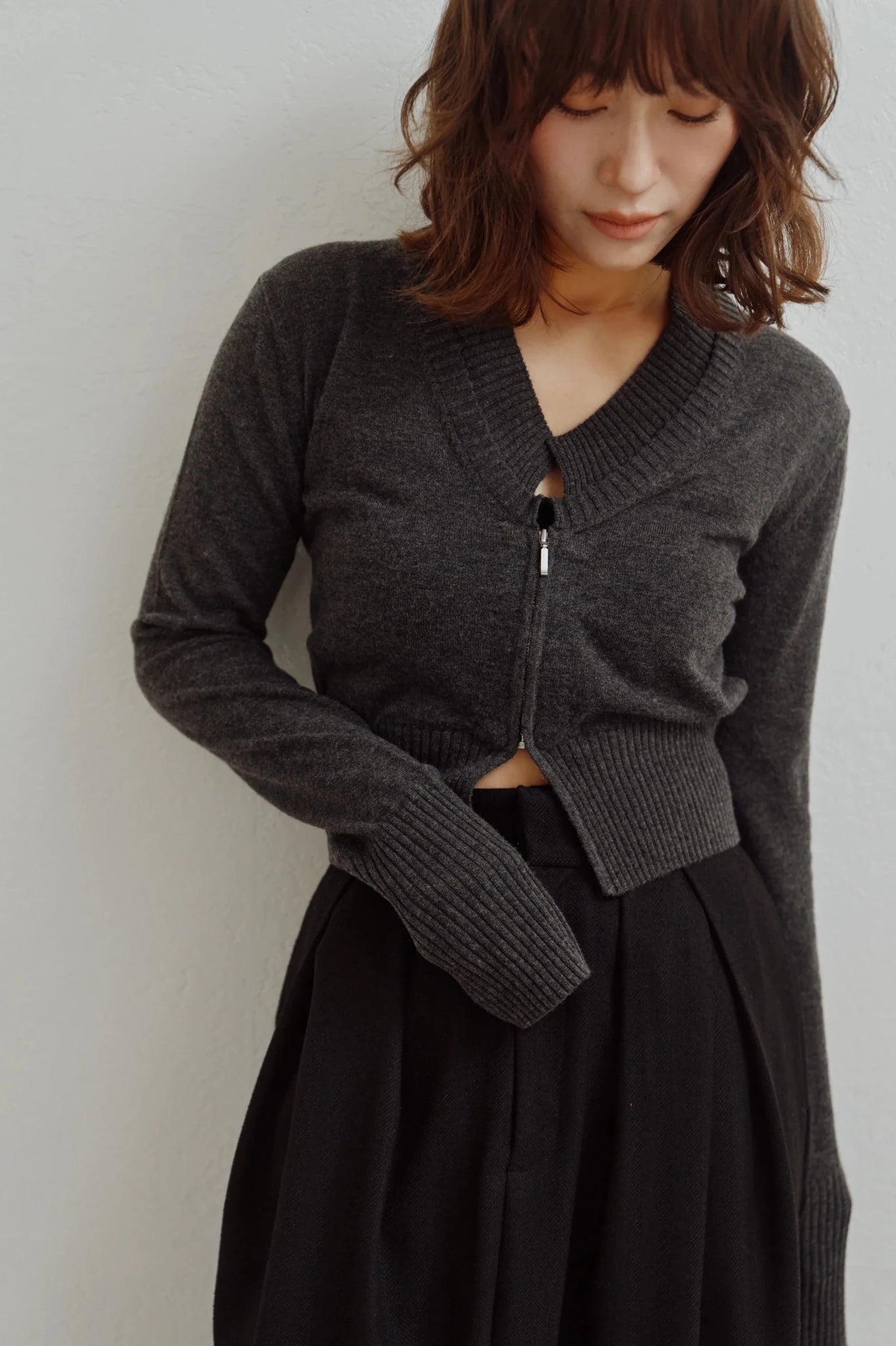 【Hella 2026 FALLWINTER COLLECTION】V Neck Zip Knit Cardigan - Champdelarose