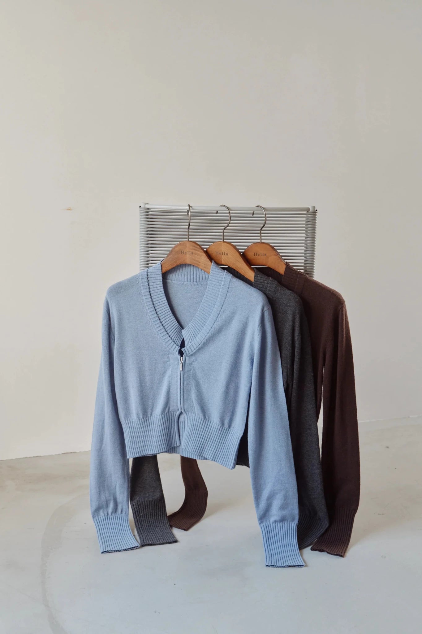 【Hella 2026 FALLWINTER COLLECTION】V Neck Zip Knit Cardigan - Champdelarose