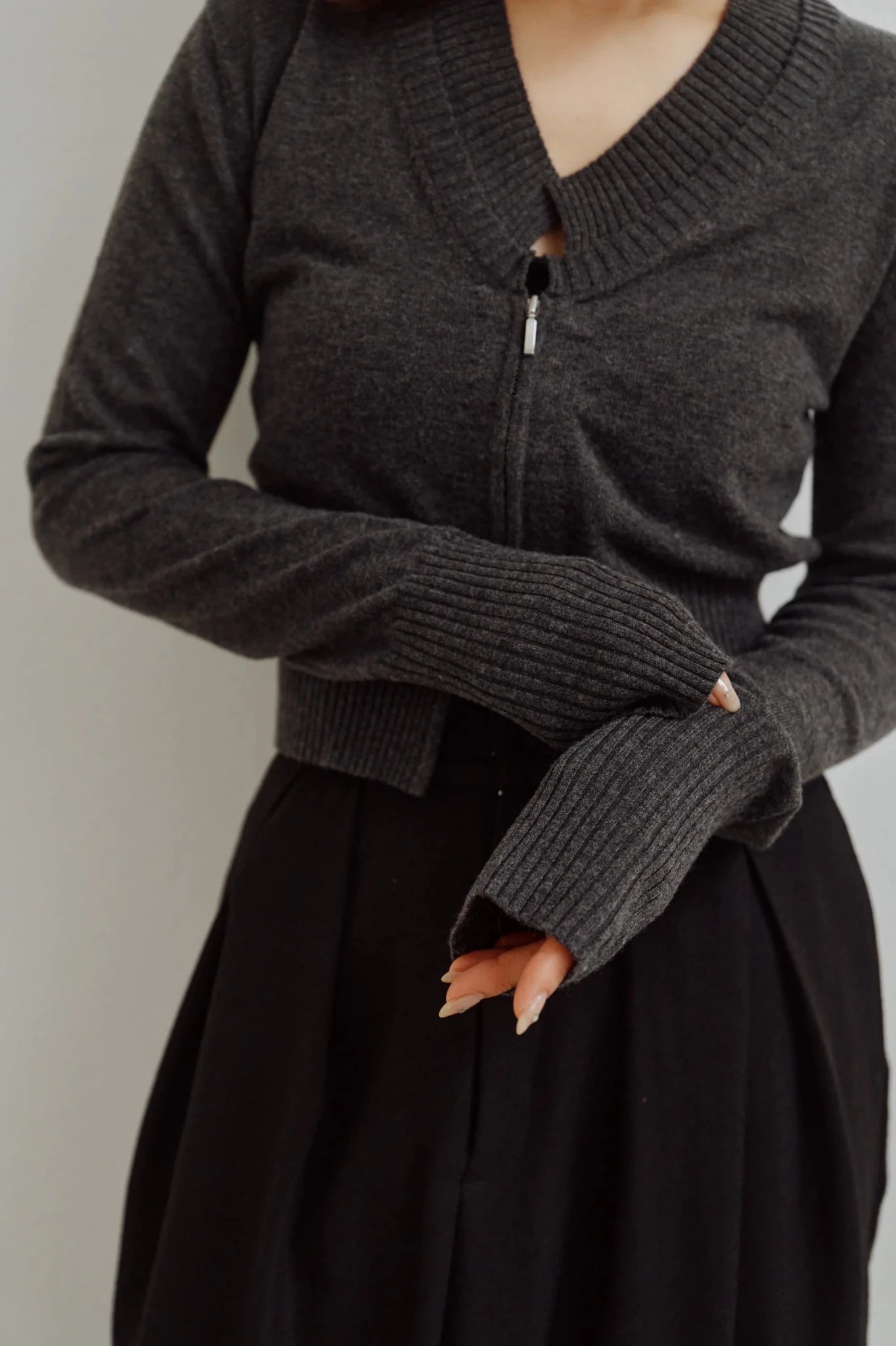 【Hella 2026 FALLWINTER COLLECTION】V Neck Zip Knit Cardigan - Champdelarose