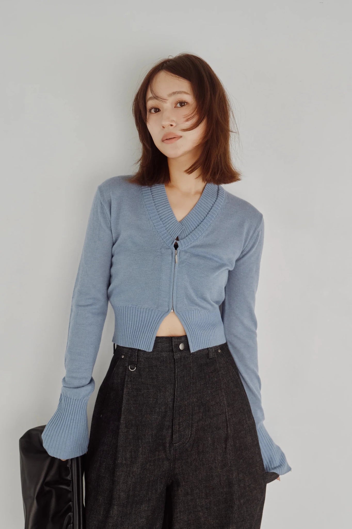 【Hella 2026 FALLWINTER COLLECTION】V Neck Zip Knit Cardigan - Champdelarose
