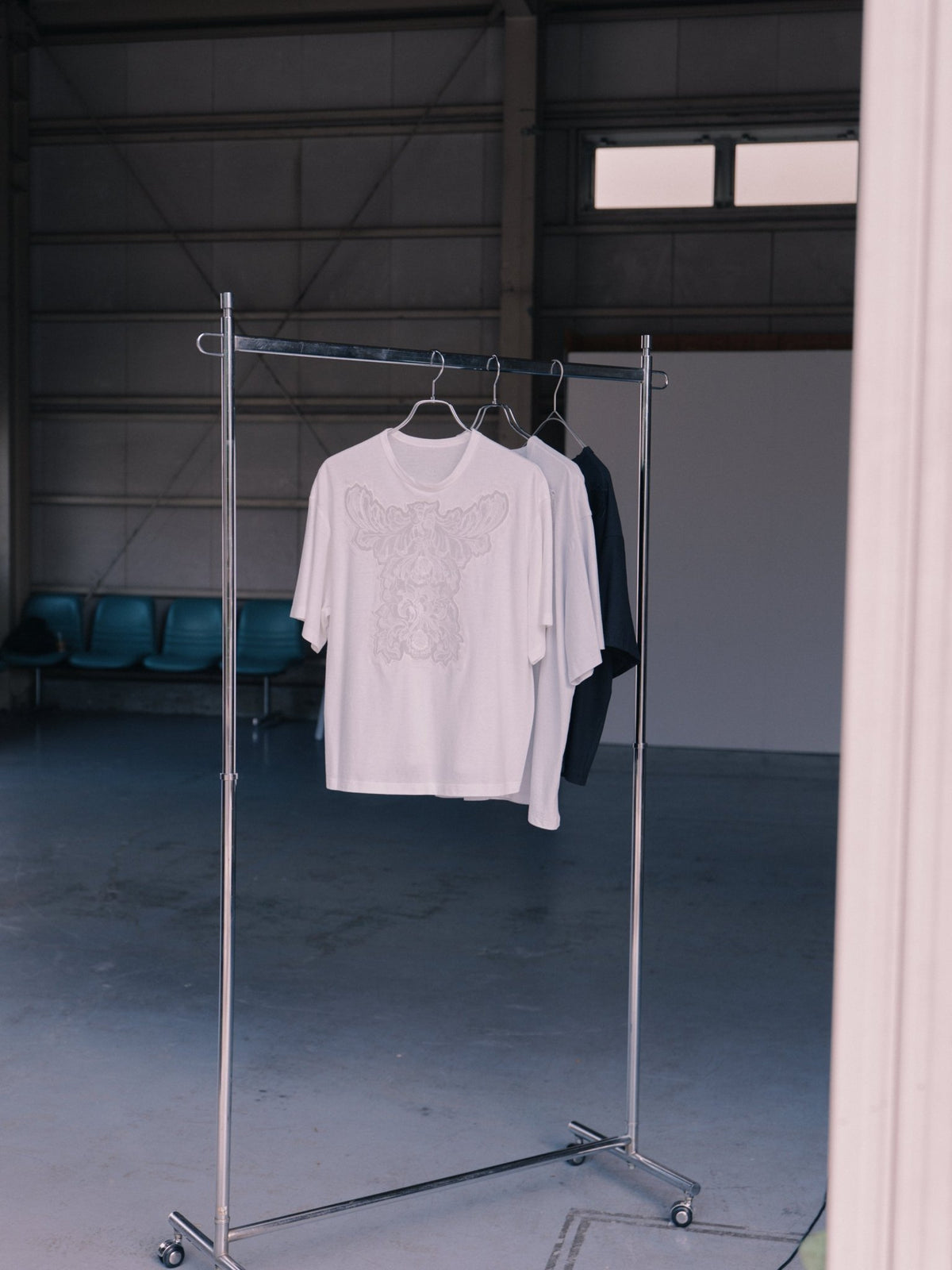 【Hella 2027 SS】embroidery over tee - 5月下旬頃発送 - Champdelarose