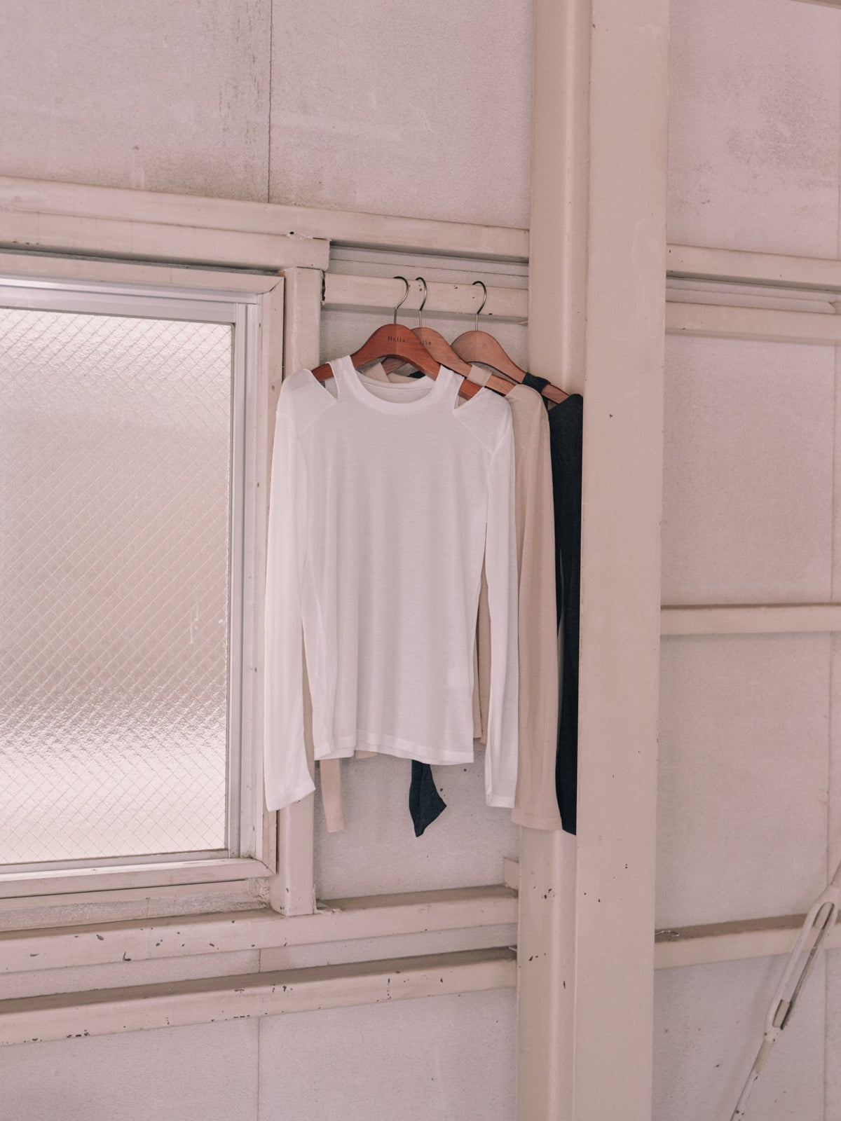 【Hella 2027 SS】slash shoulder long sleeve tee - 2月下旬頃発送 - Champdelarose