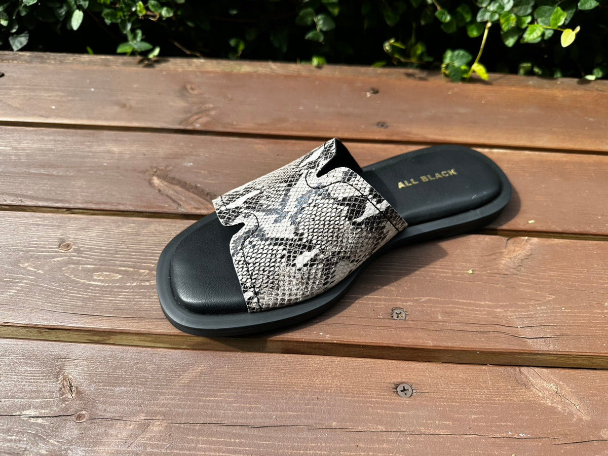 【IMPORT SELECT 2027】ALL BLACK フラットサンダル - 4月中旬入荷予定 - Champdelarose