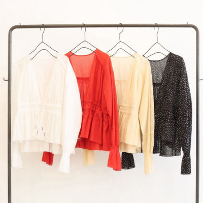 【LE MELANGE 2027 SPRING】刺繍Vネックギャザーブラウス - 3月下旬頃発送 - Champdelarose