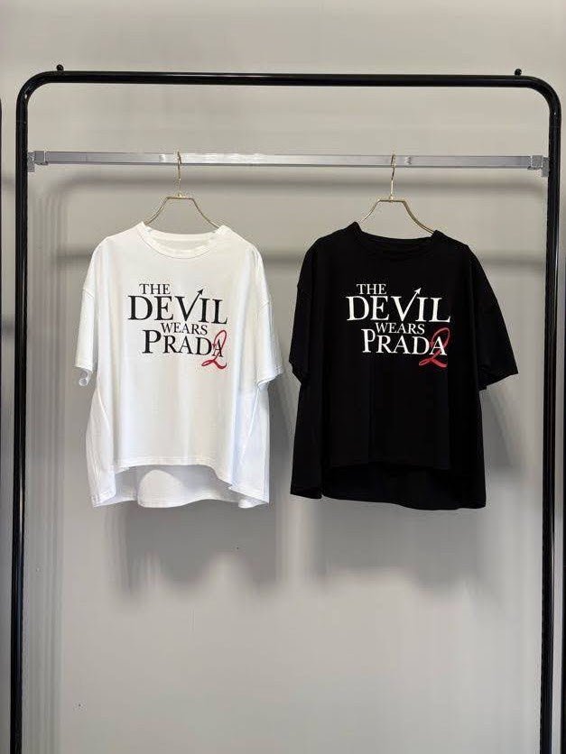 【MARGAUX VINTAGE 2027 PS】THE DEVIL WEARS PRADA 2 TEE（ラバープリント）- 3月下旬頃発送 - Champdelarose