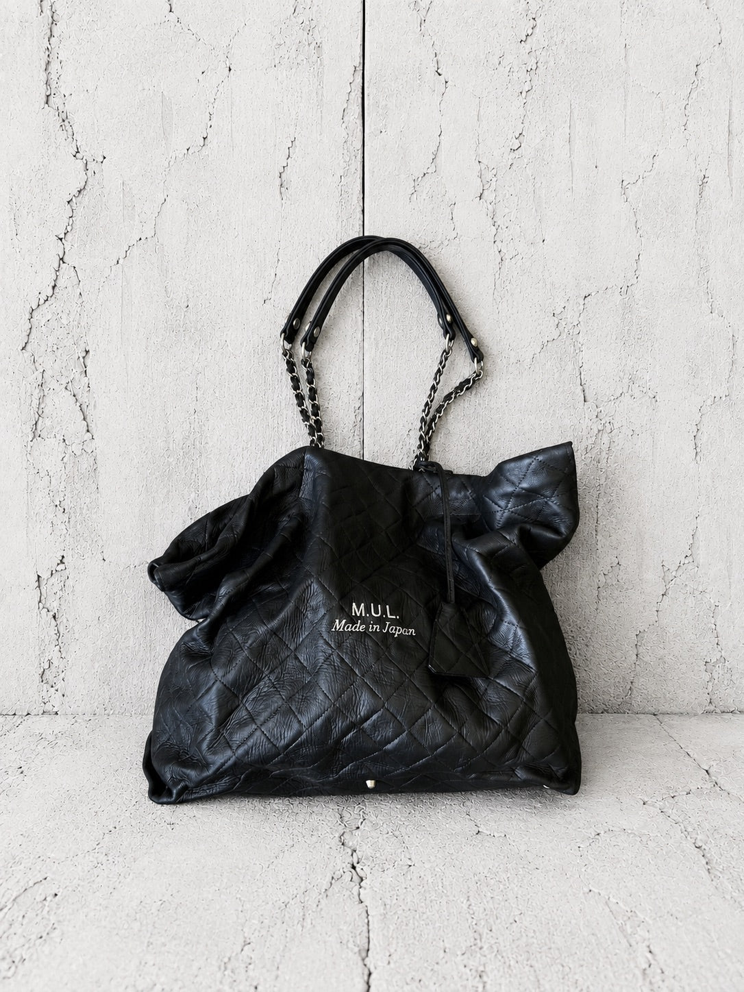 【M.U.L 2026-9】BENT TOTE M CHAIN - Black キルティング型押し - Champdelarose
