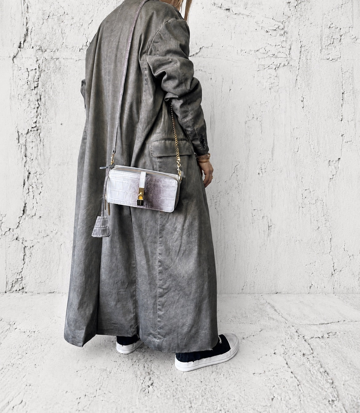 【M.U.L 2026-9】BOX WALLET SHOULDER - ホワイトヌバックブラウン汚し加工 クロコダイル型押し - Champdelarose