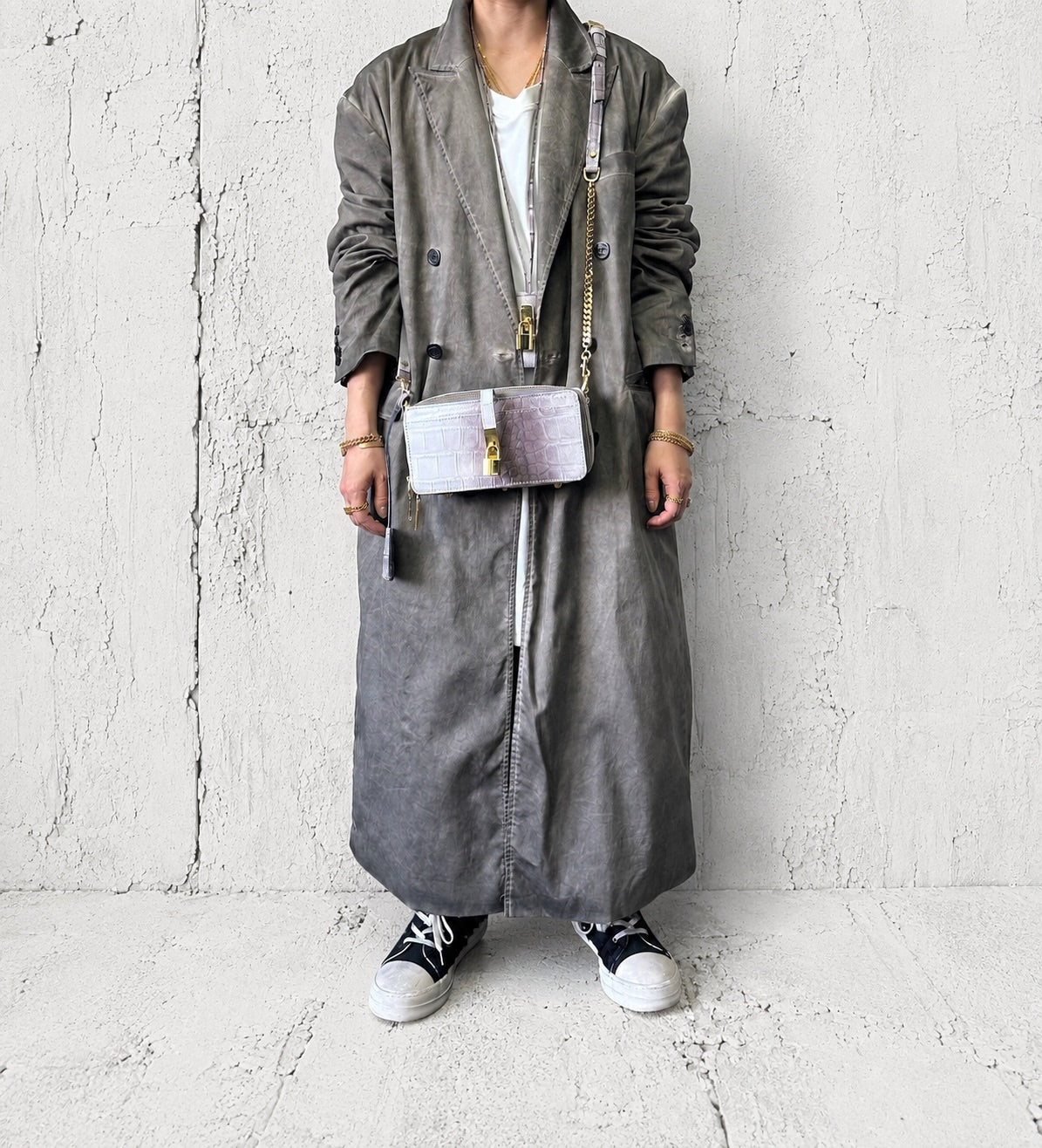 【M.U.L 2026-9】BOX WALLET SHOULDER - ホワイトヌバックブラウン汚し加工 クロコダイル型押し - Champdelarose