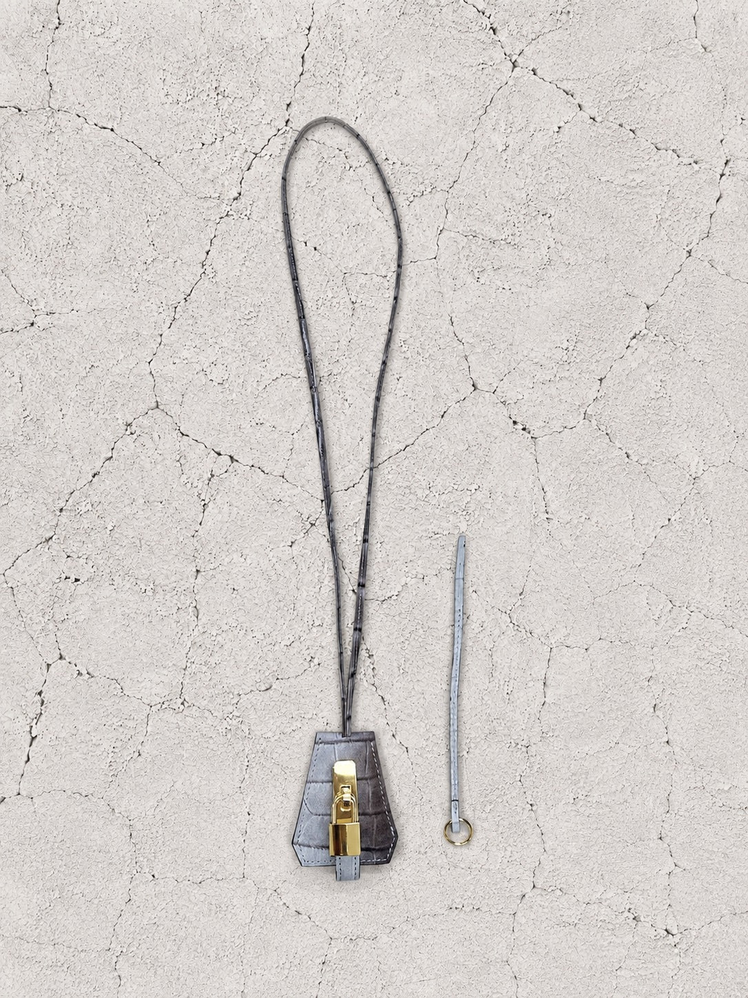 【M.U.L 2026-9】LEATHER KEY NECKLACE - ホワイトヌバックブラウン汚し加工 クロコダイル型押し - Champdelarose