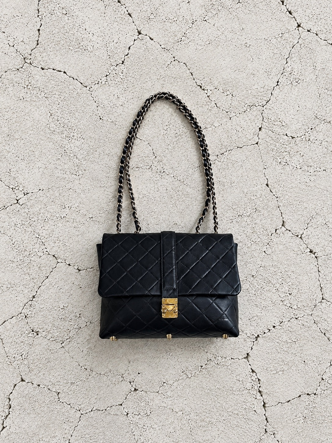 【M.U.L 2026-9】LOCK LINE FLAP SHOULDER BAG - Black キルティング型押し - Champdelarose