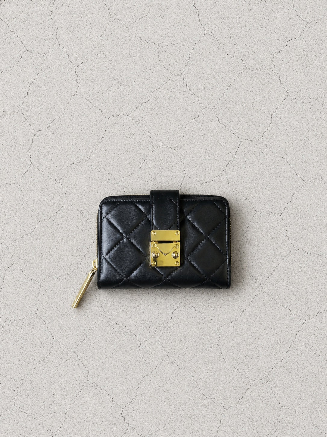 【M.U.L 2026-9】LOCK LINE HALF ROUND WALLET - Black キルティング型押し - Champdelarose