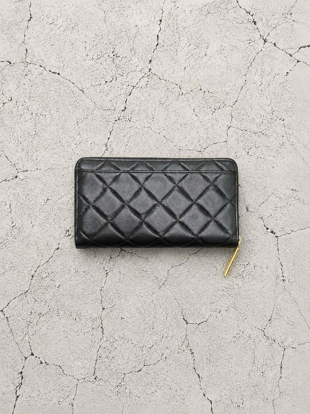 【M.U.L 2026-9】LOCK LINE ROUND LONG WALLET - Black キルティング型押し - Champdelarose
