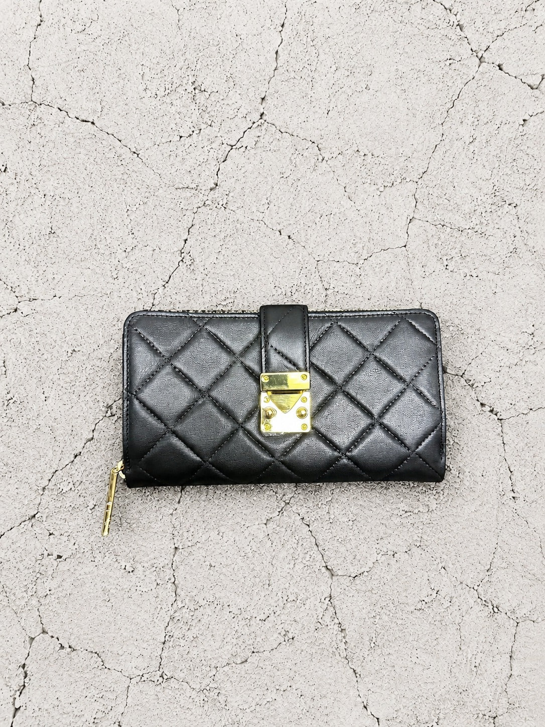 【M.U.L 2026-9】LOCK LINE ROUND LONG WALLET - Black キルティング型押し - Champdelarose