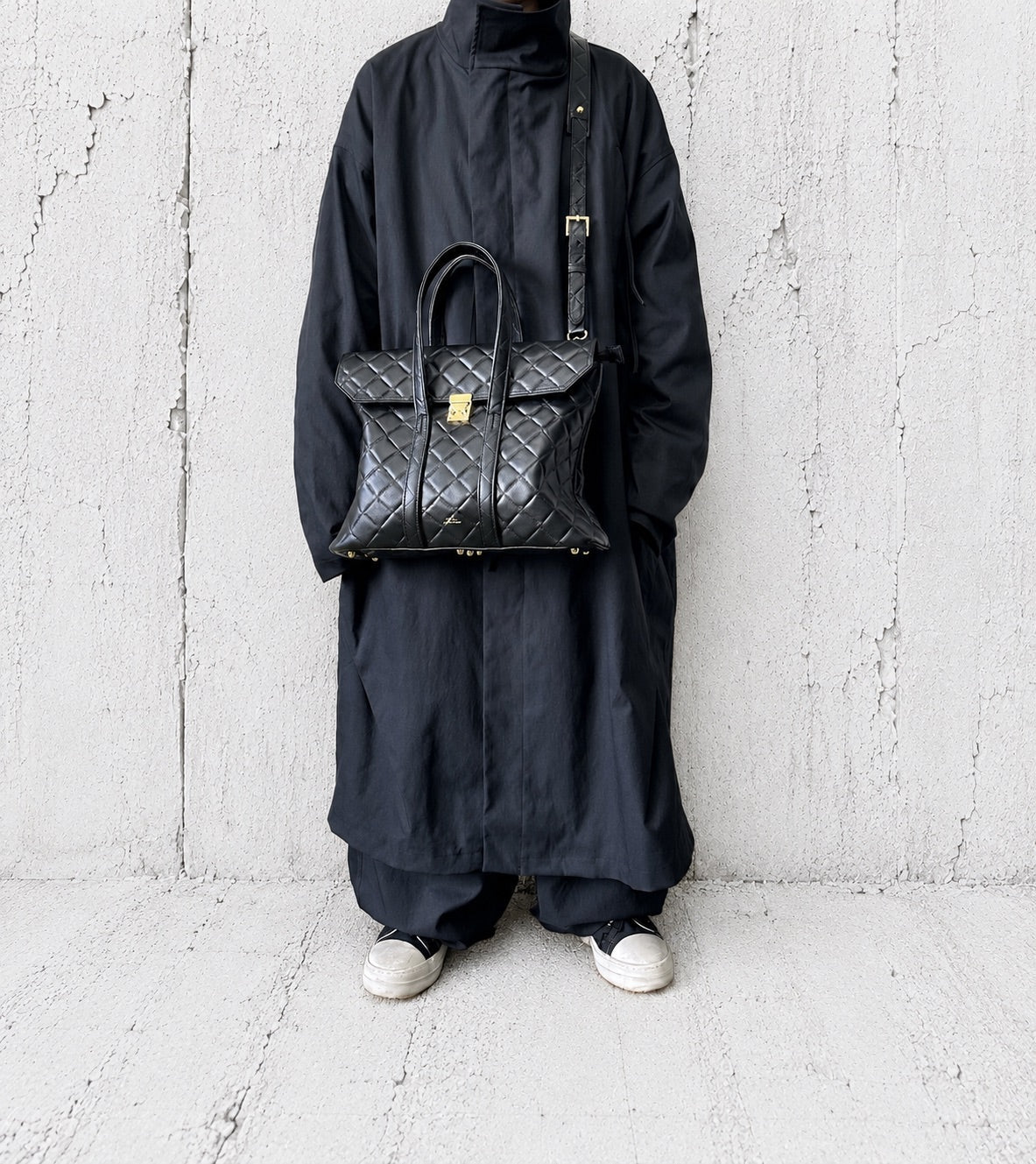 【M.U.L 2026-9】LOCK LINE SQUARE FLAP TOTE M - Black キルティング型押し - Champdelarose