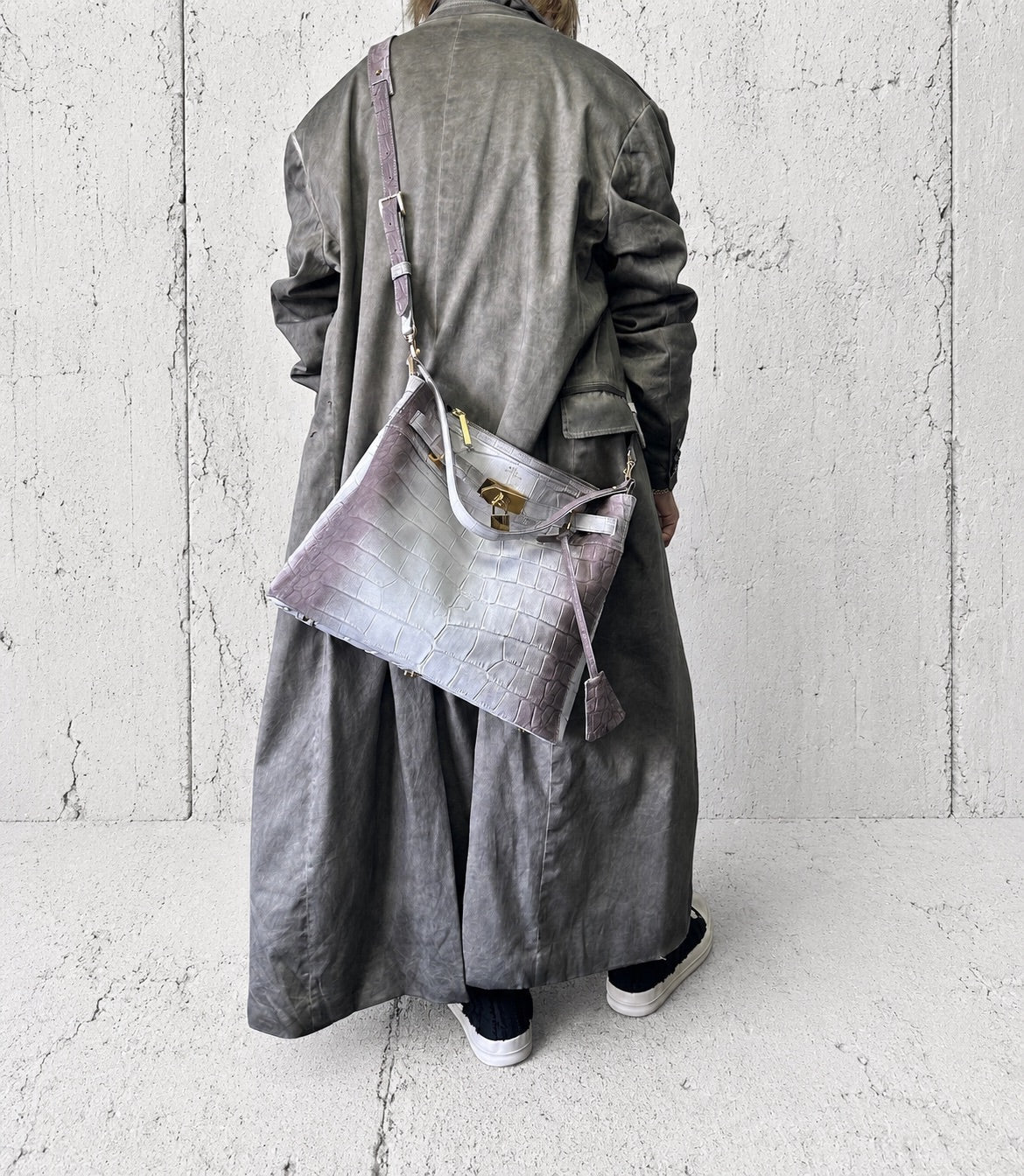 【M.U.L 2026-9】ONE HANDLE 2WAY TOTE M - ホワイトヌバックブラウン汚し加工 クロコダイル型押し - Champdelarose