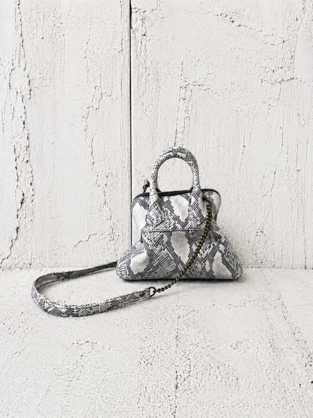 【M.U.L 2026-9】ROUND TOTE S - 転写Python 洗い加工 - Champdelarose