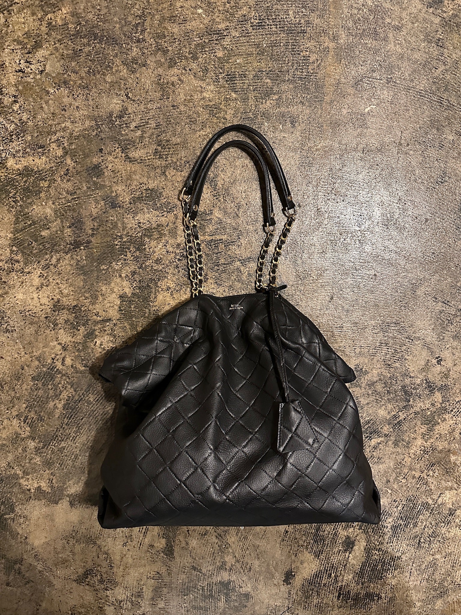【M.U.L. 2026.3】BENT TOTE M CHAIN - BLACK QUILTING EMBOSS SERIES - Champdelarose