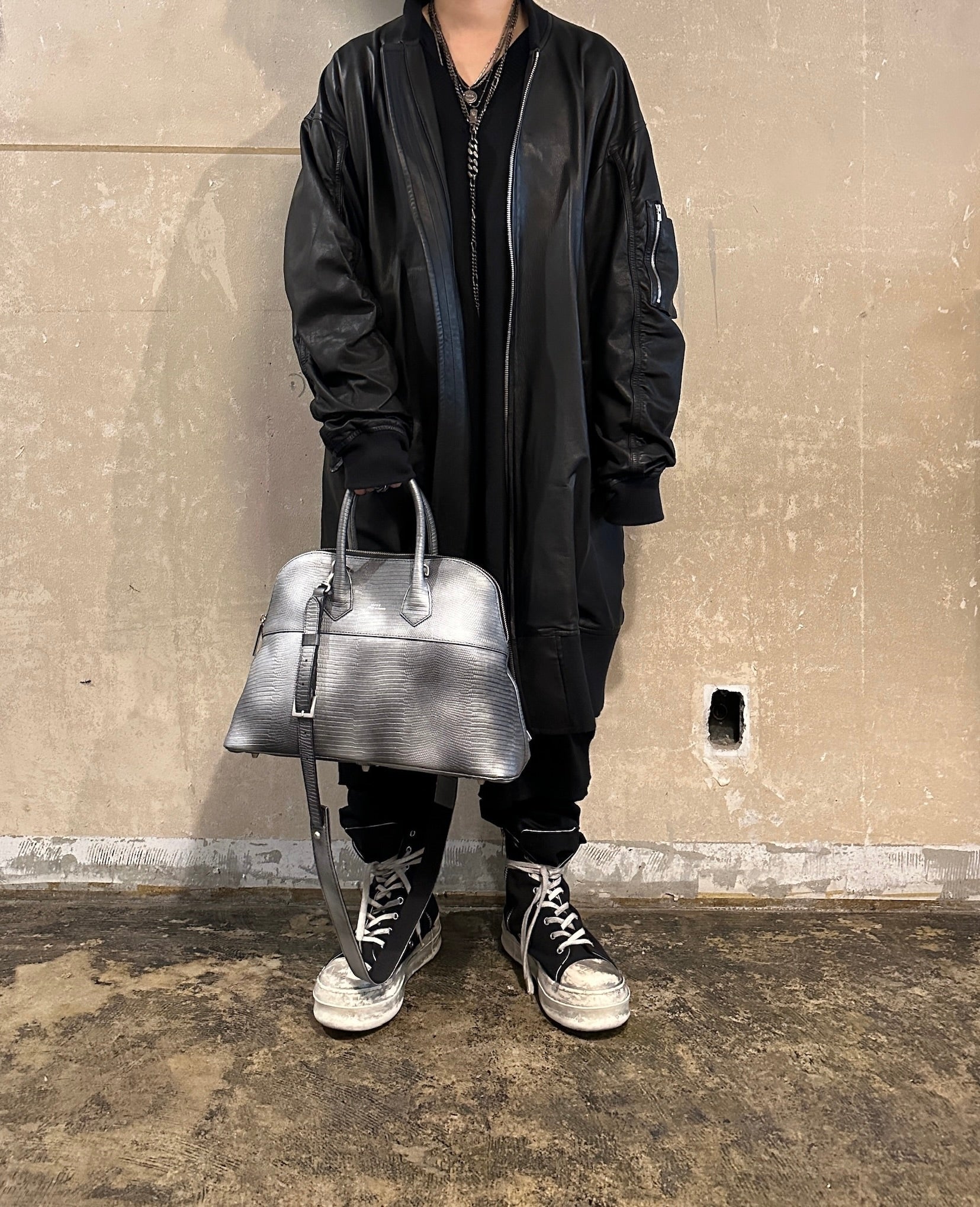 【M.U.L. 2026.3】ROUND TOTE M - BLACK SILVER COATING - Champdelarose