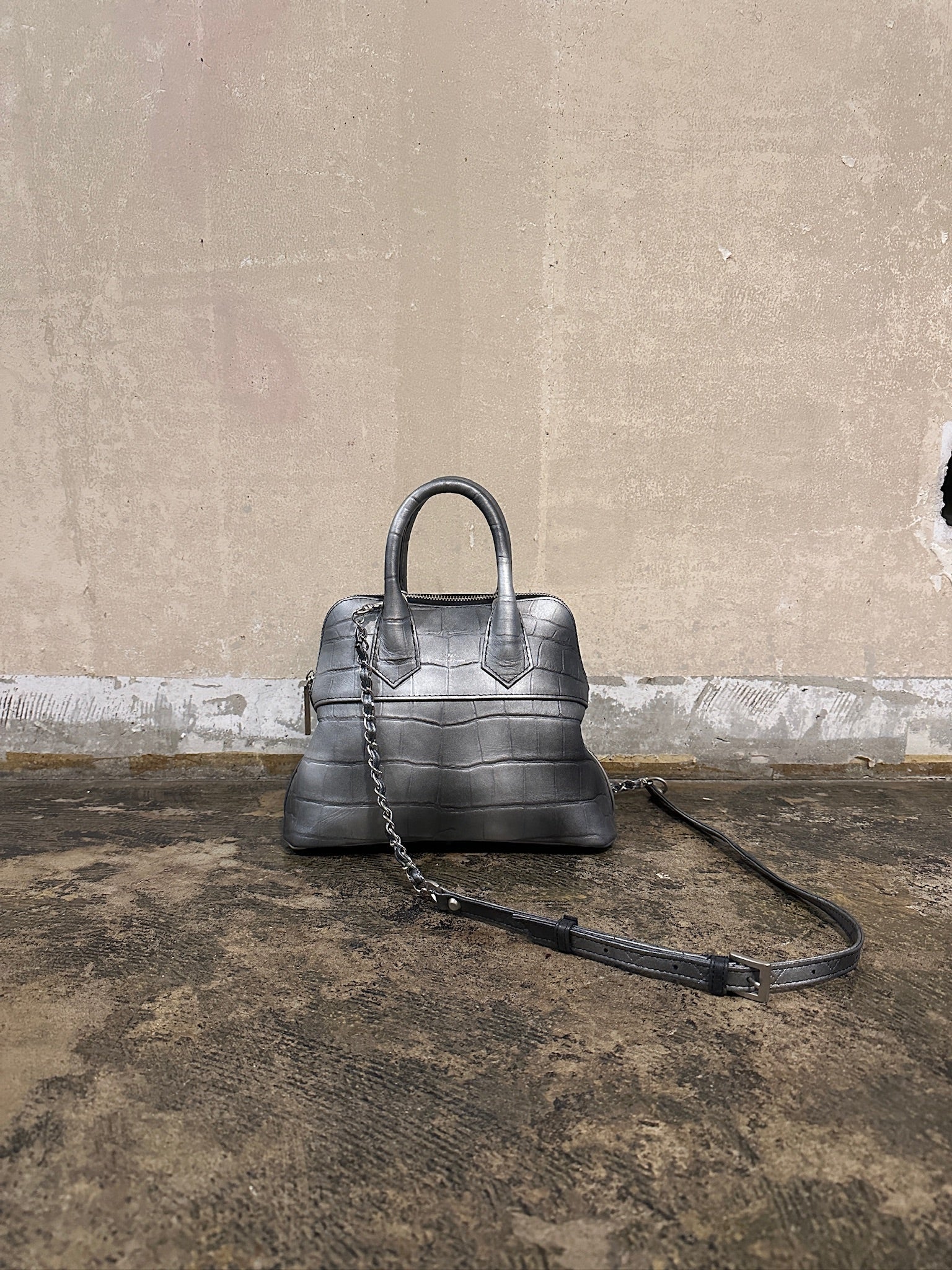【M.U.L. 2026.3】ROUND TOTE S - BLACK SILVER COATING - Champdelarose