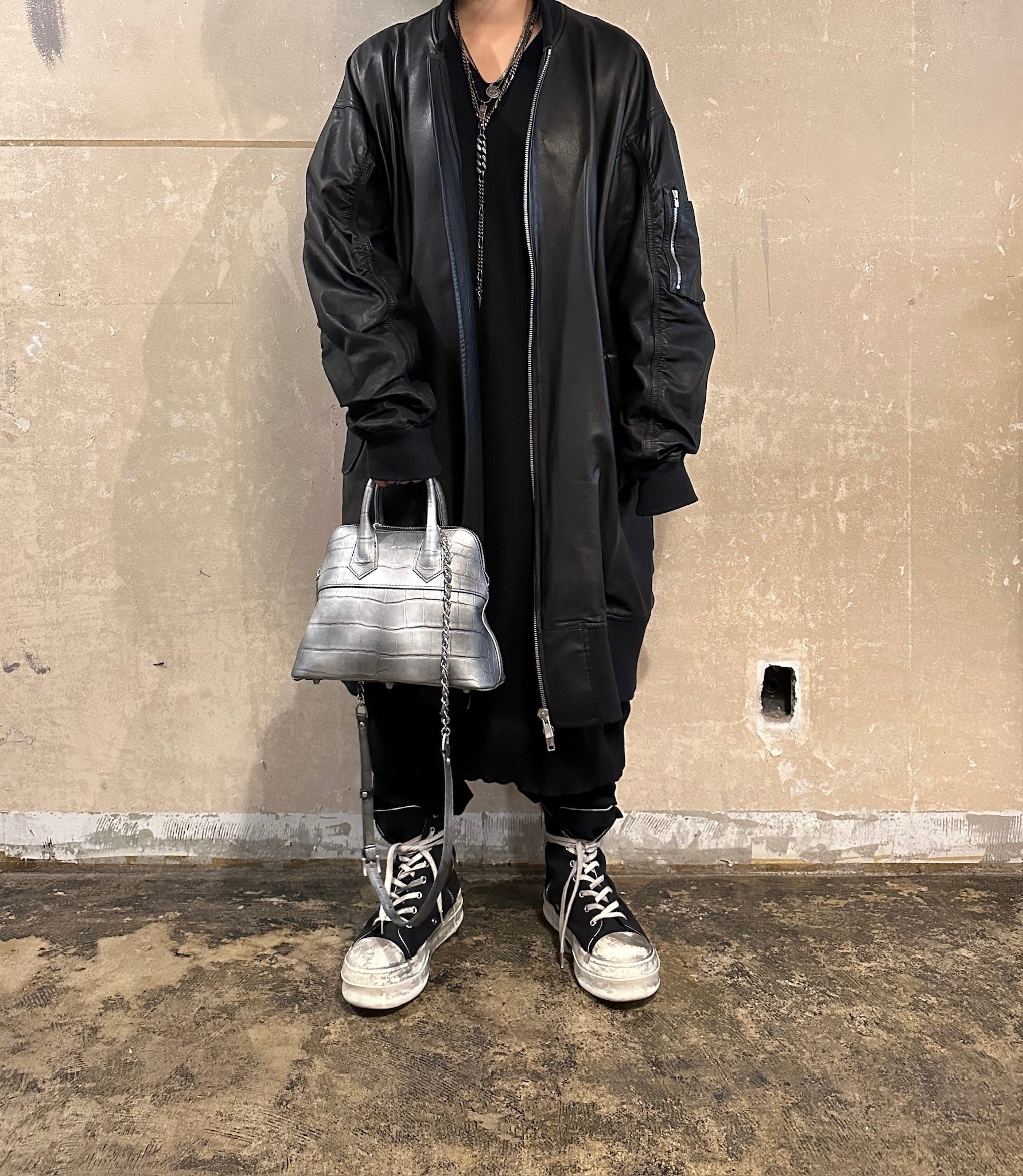 【M.U.L. 2026.3】ROUND TOTE S - BLACK SILVER COATING - Champdelarose