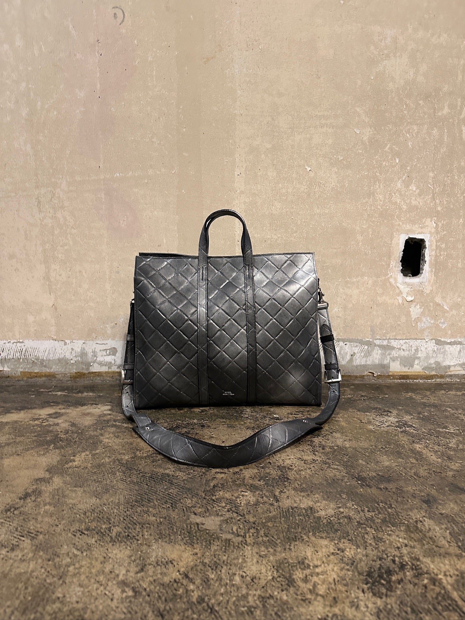 【M.U.L. 2026.3】SQUARE TOTE M - BLACK SILVER COATING - Champdelarose