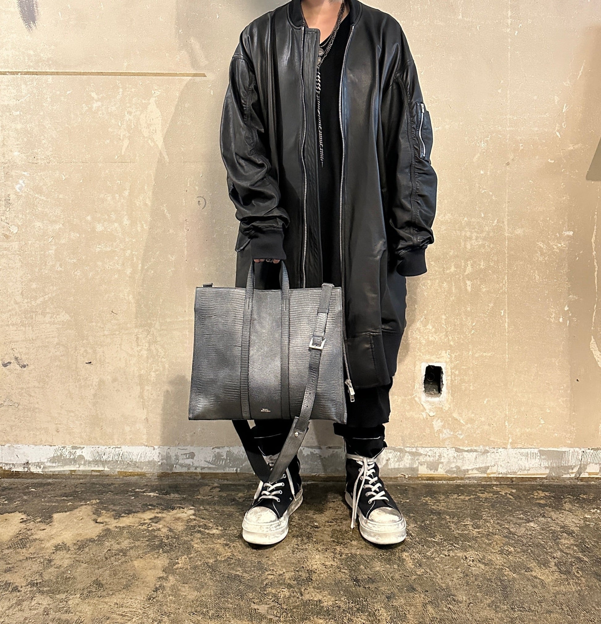 【M.U.L. 2026.3】SQUARE TOTE M - BLACK SILVER COATING - Champdelarose