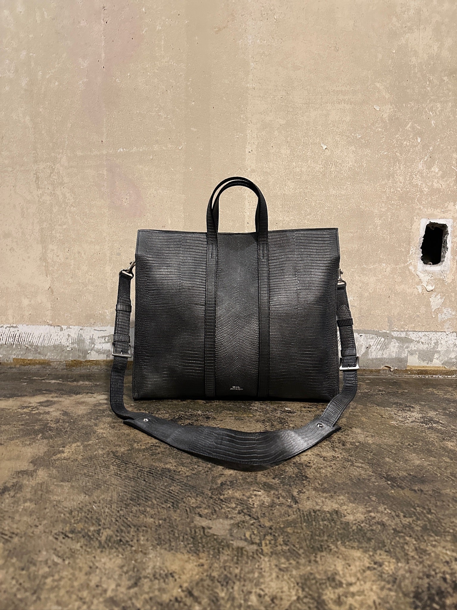 【M.U.L. 2026.3】SQUARE TOTE M - BLACK SILVER COATING - Champdelarose