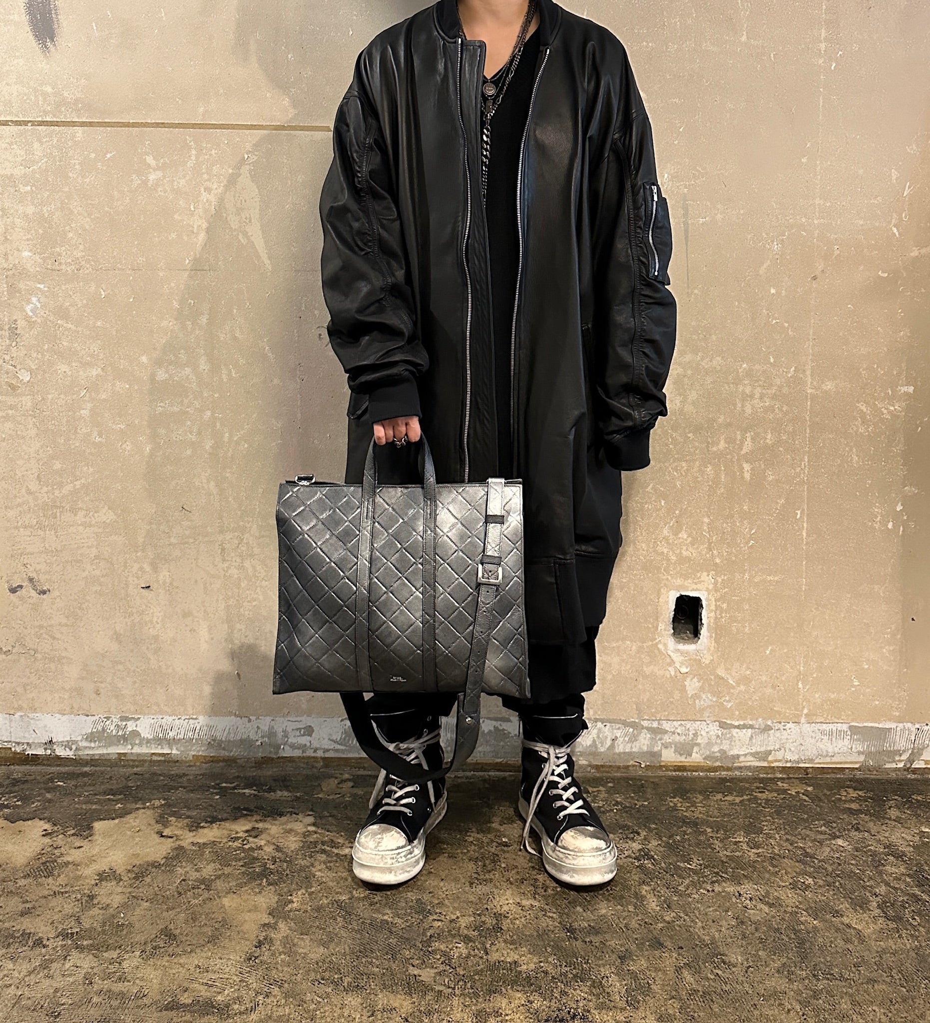 【M.U.L. 2026.3】SQUARE TOTE M - BLACK SILVER COATING - Champdelarose