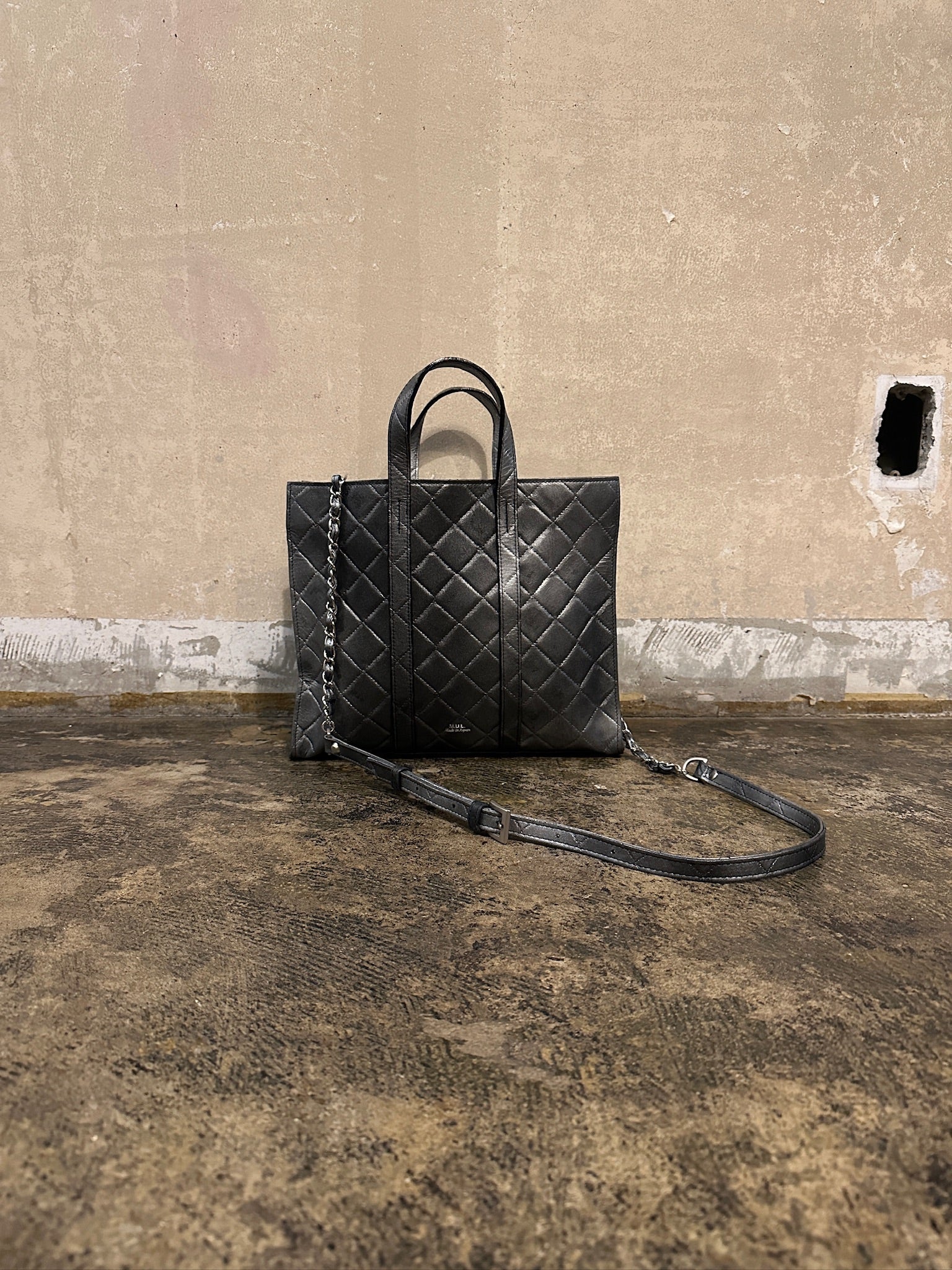 【M.U.L. 2026.3】SQUARE TOTE S - BLACK SILVER COATING - Champdelarose