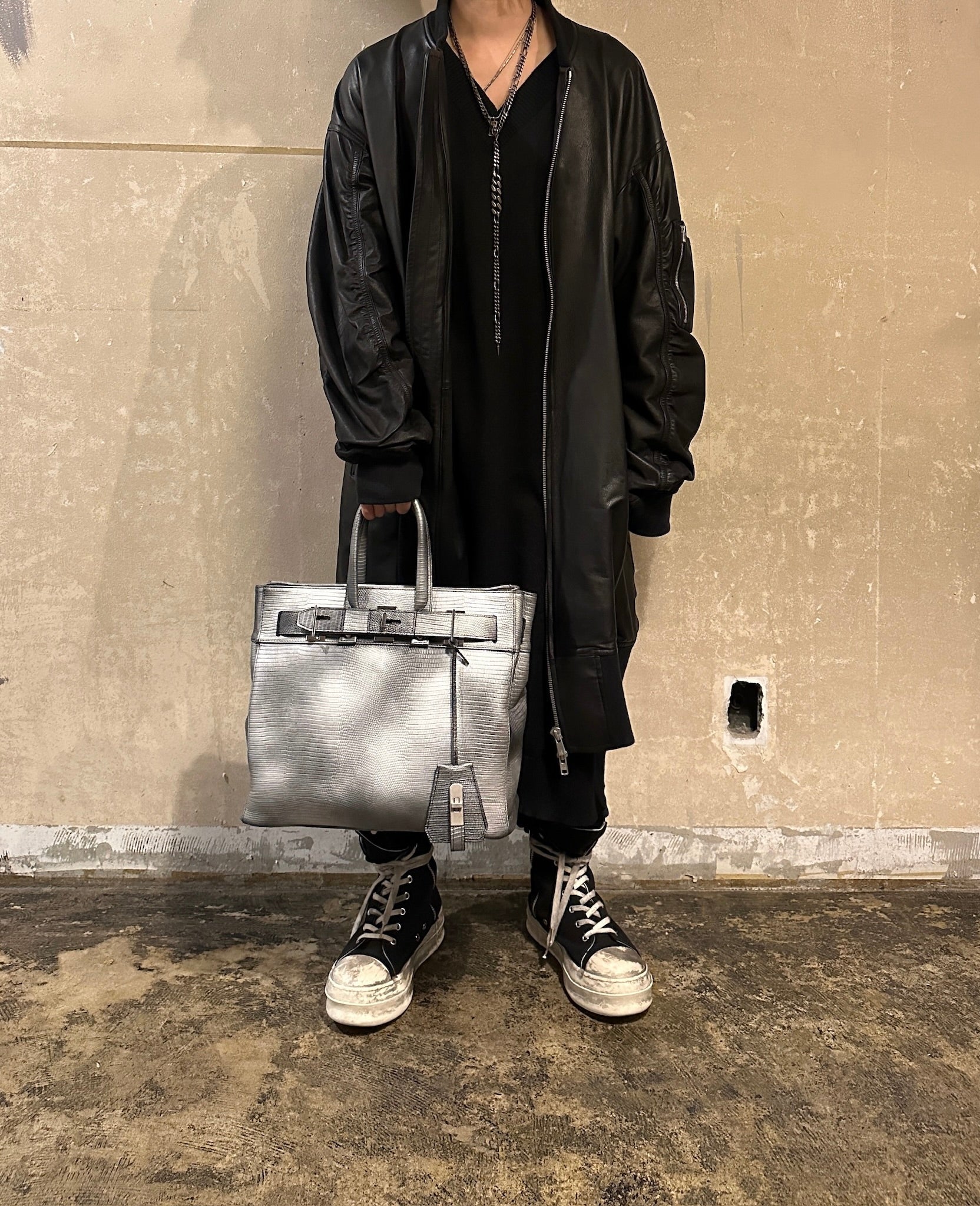 【M.U.L. 2026.3】STUD TOTE M with KEY STRAP - BLACK SILVER COATING - Champdelarose