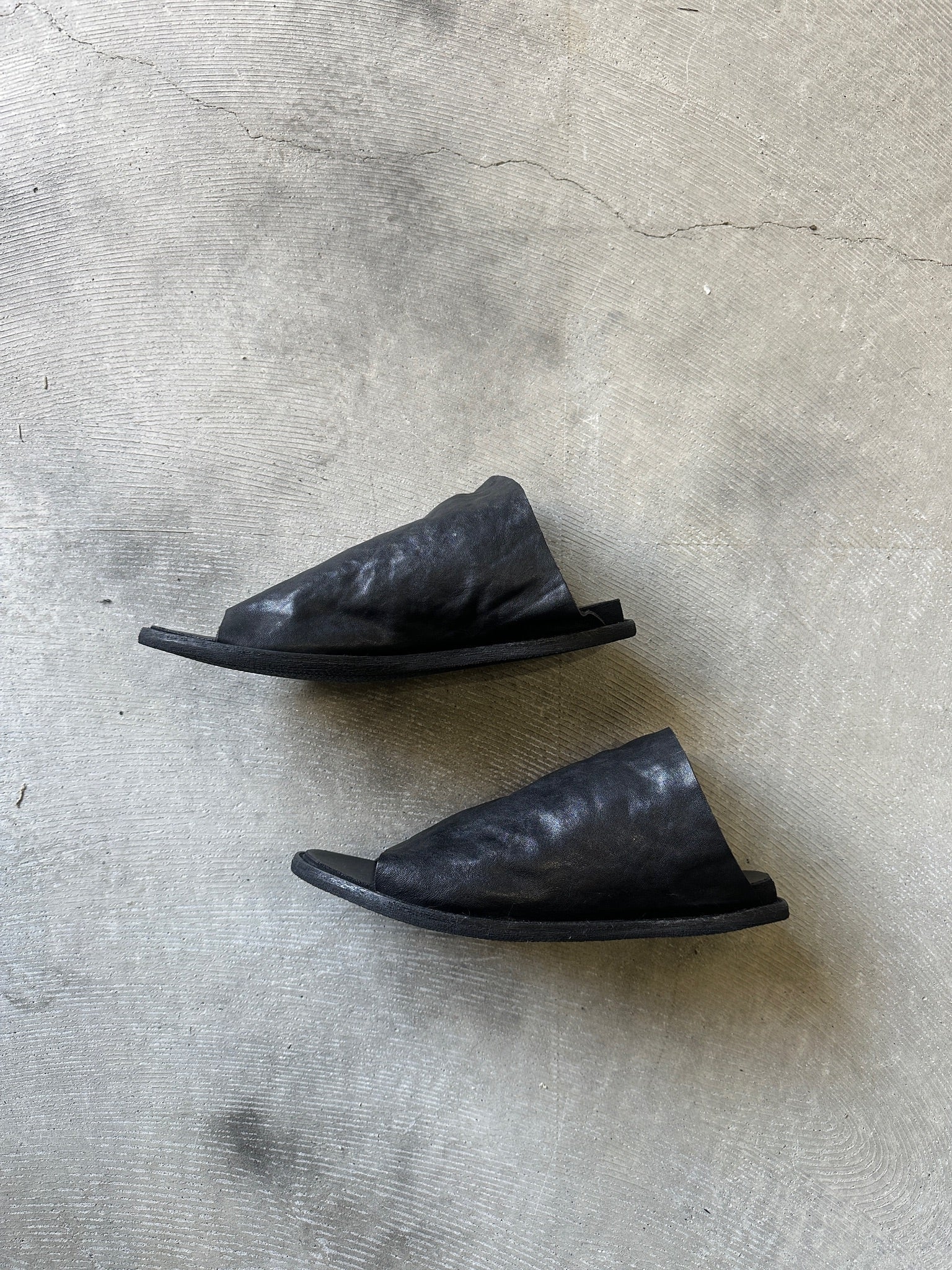 【M.U.L. Apparel Collection】DRAPED LEATHER SANDALS - Champdelarose