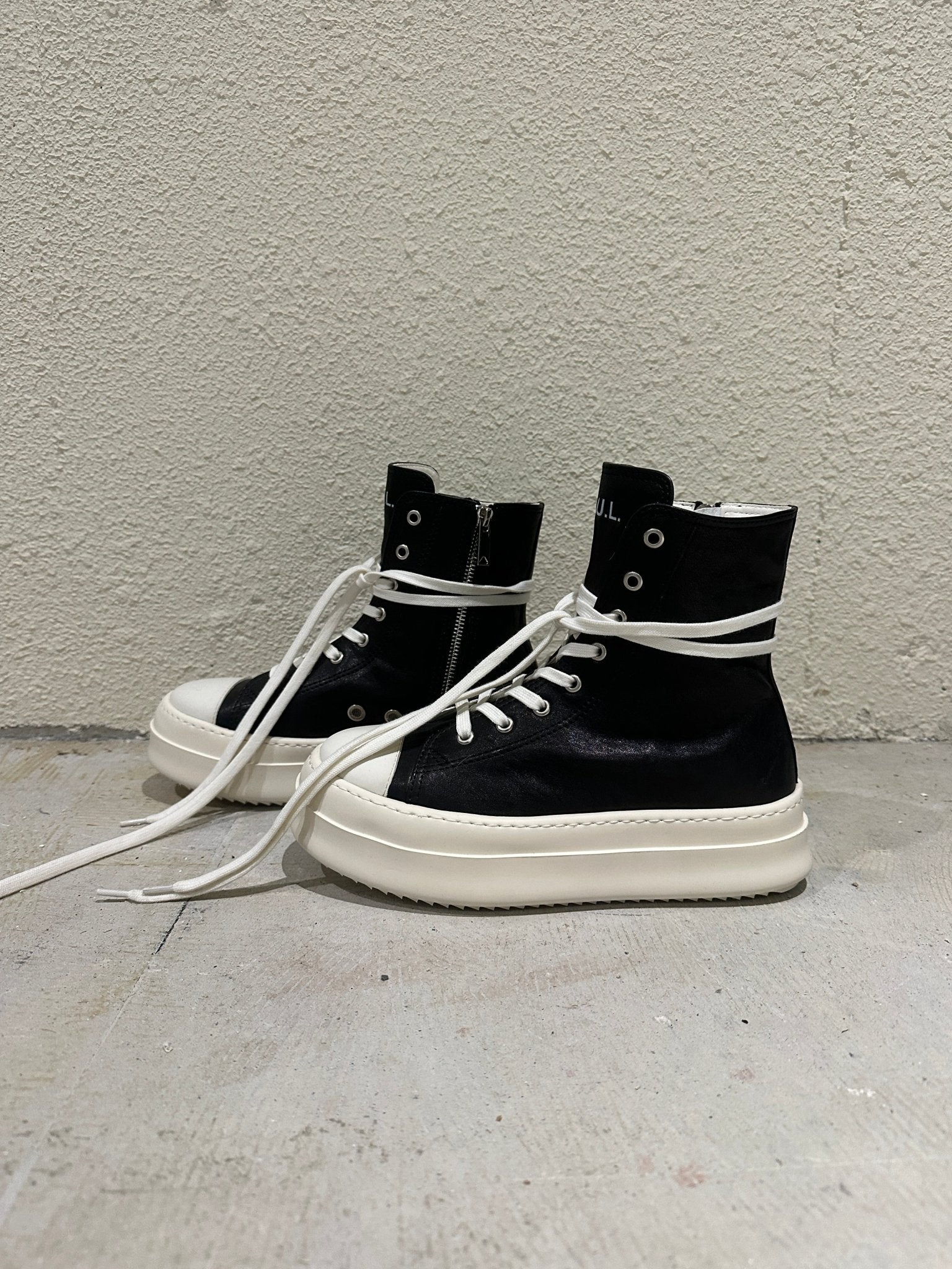 【M.U.L. Apparel Collection】PLATFORM LEATHER SNEAKERS - Champdelarose