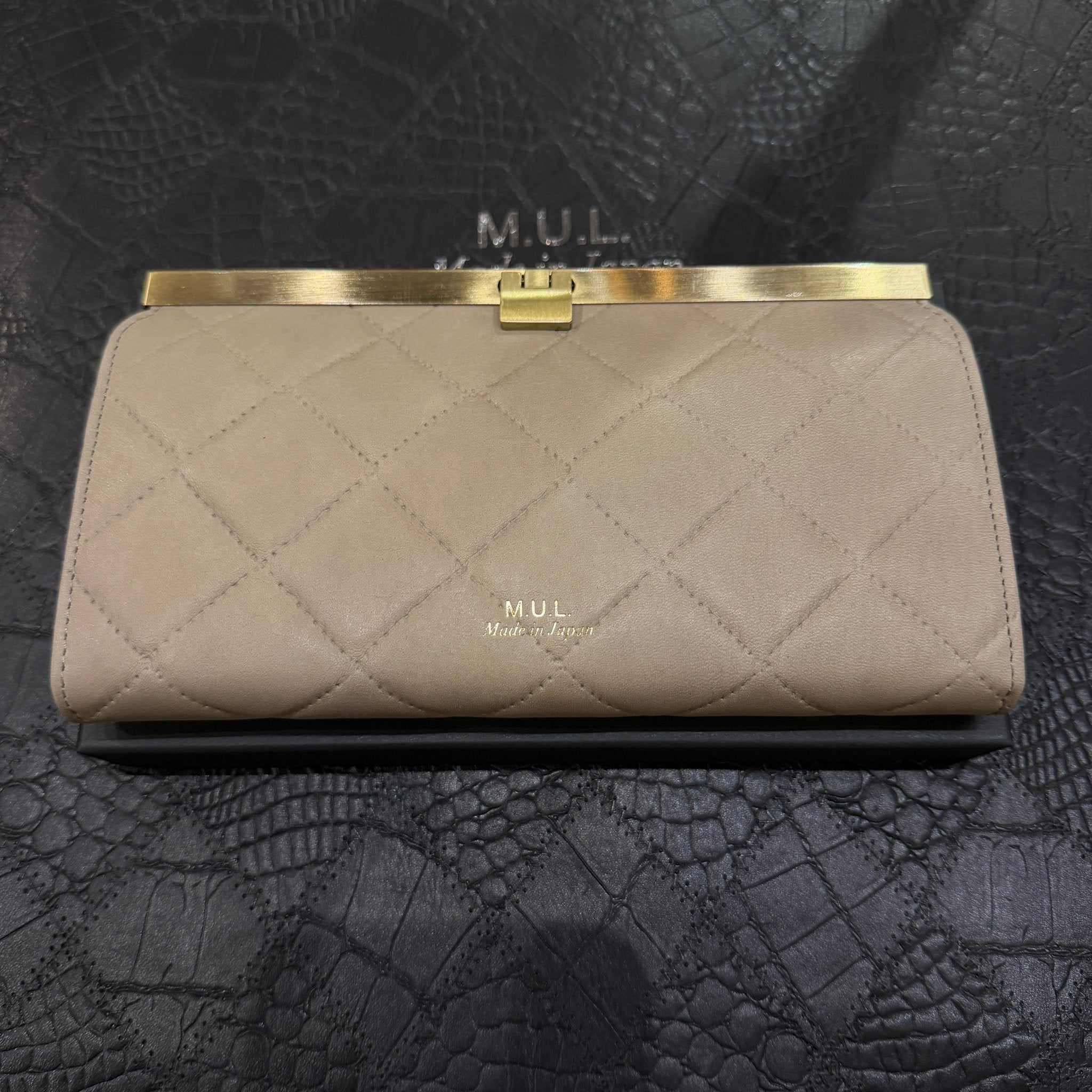 【M.U.L.】クロスバーロングウォレット　グレージュ　キルティング型押し　マットゴールド金具　MUL161 - Champdelarose