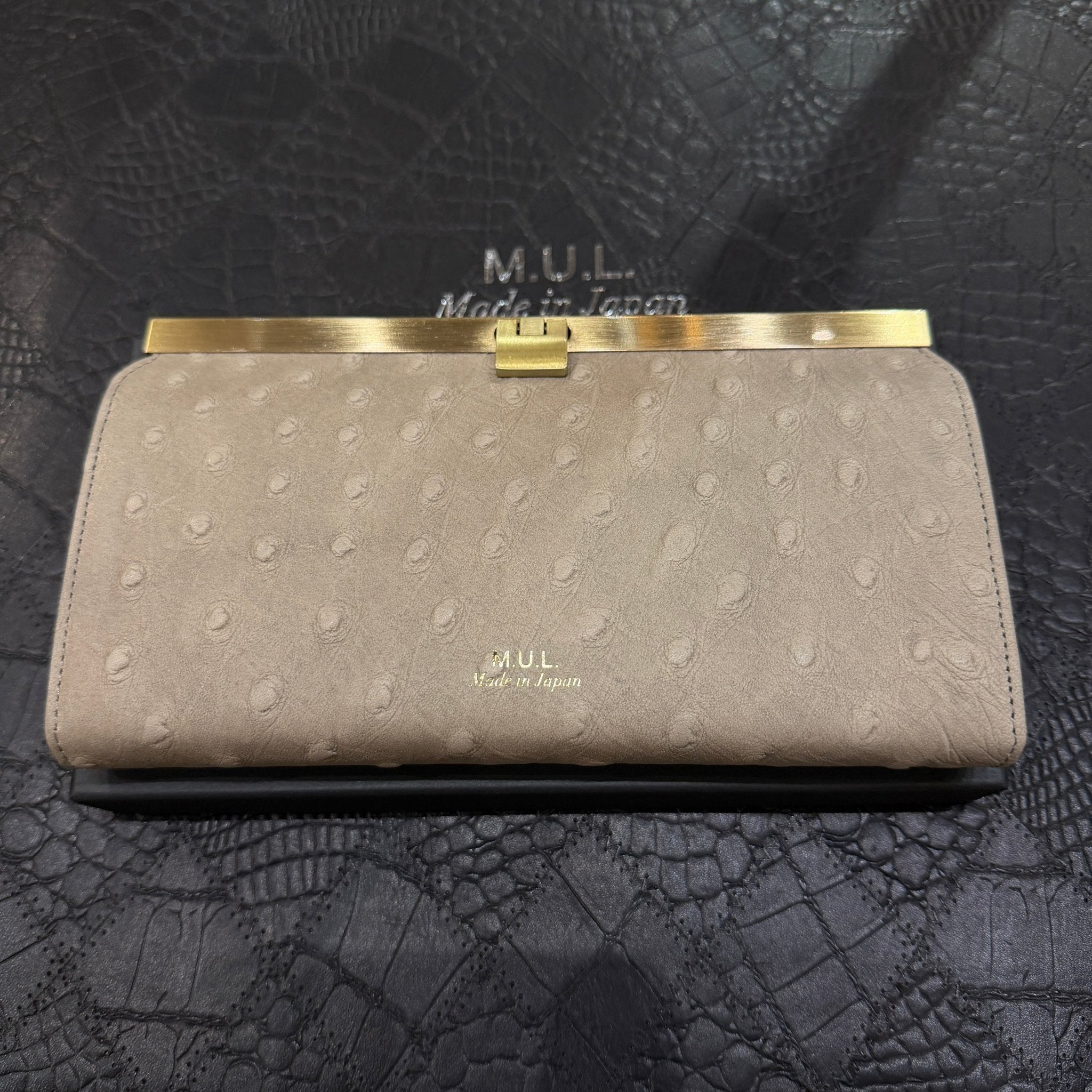 【M.U.L.】クロスバーロングウォレット　グレージュ　オーストリッチ型押し　マットゴールド金具　MUL161 - Champdelarose