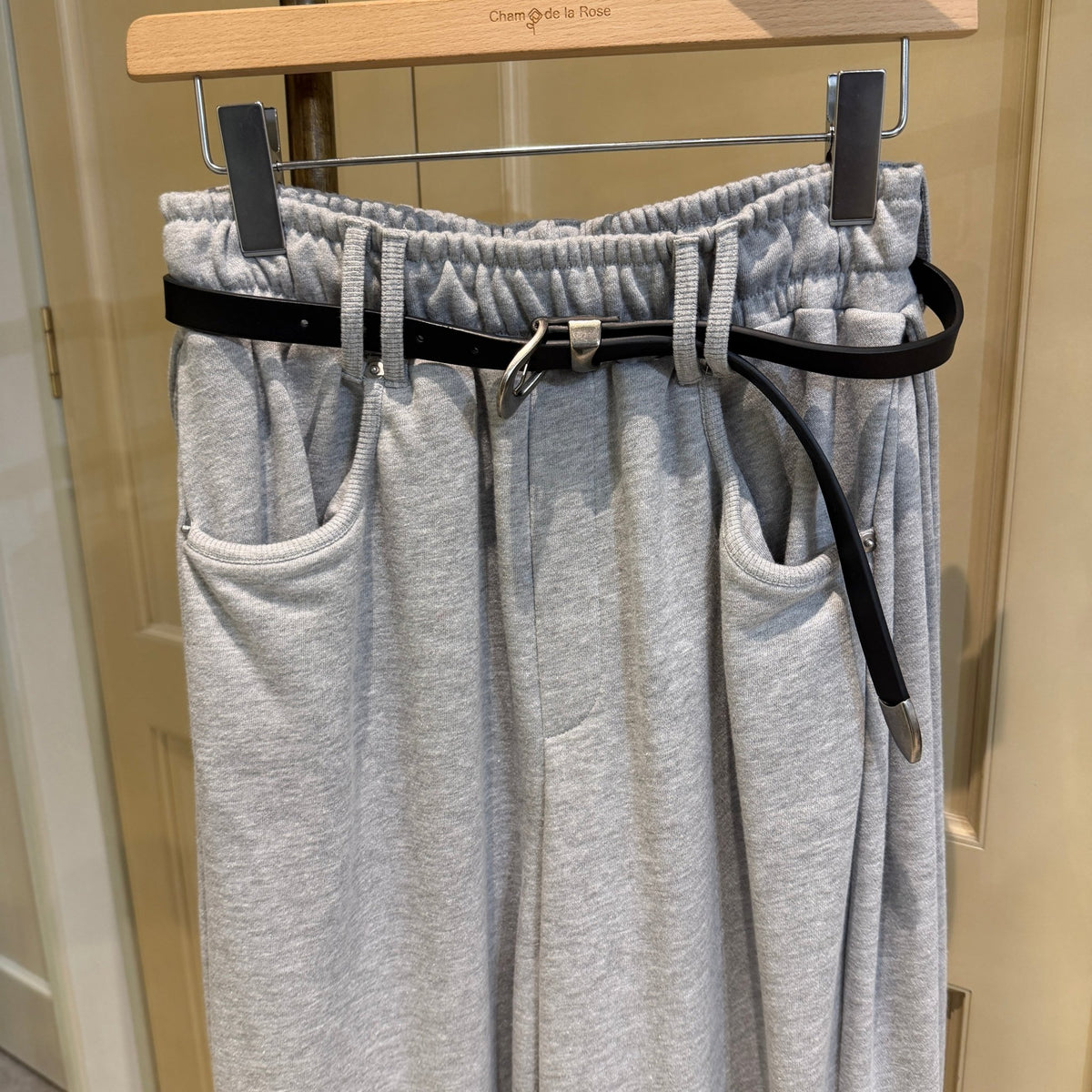【PASSIONE】ベルト付きサイドタックスウェットパンツ - Champdelarose
