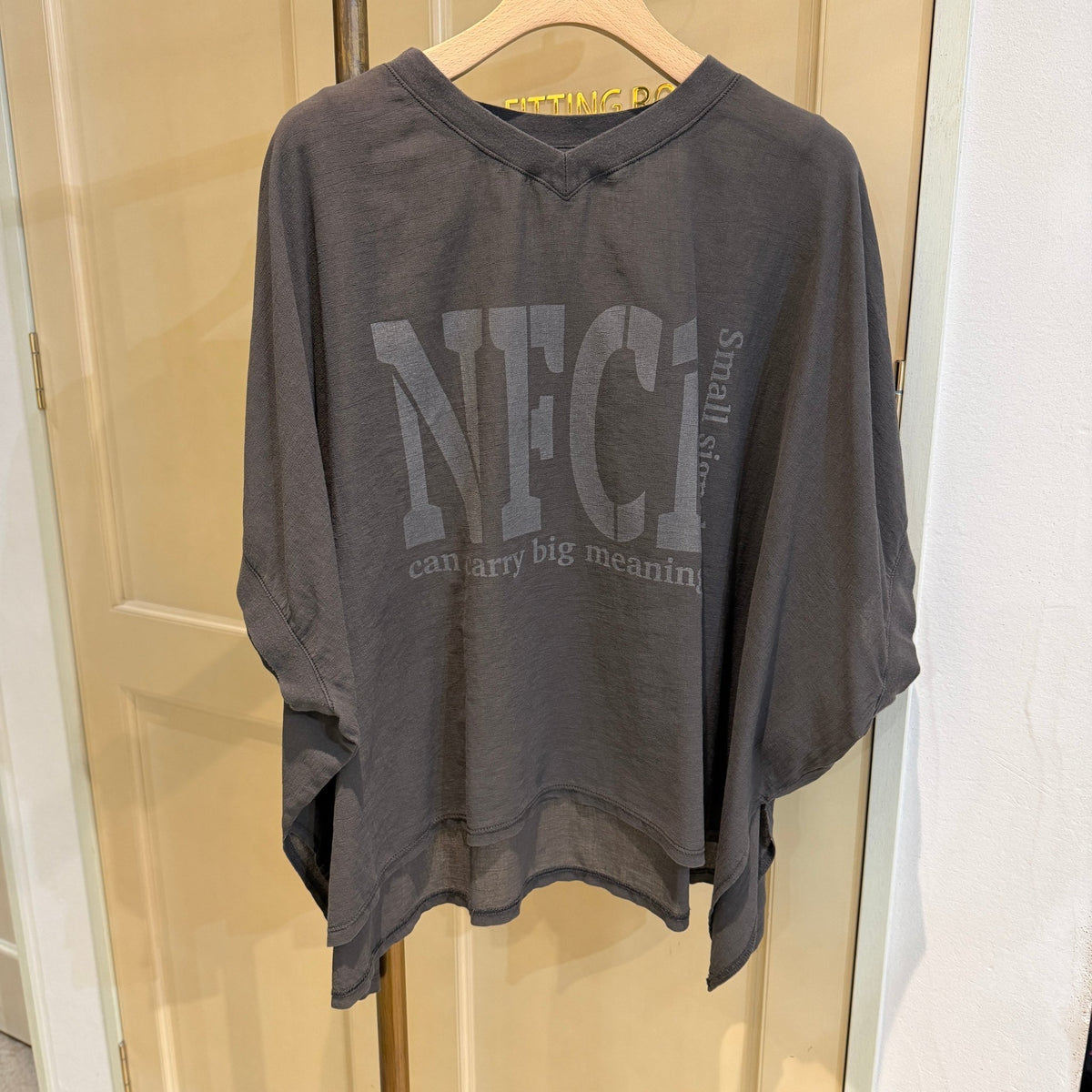 【PASSIONE】ロゴプリントVネック ドルマンプルオーバー - Champdelarose