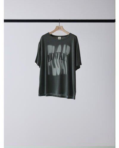 【YENN 2026 SPRING】LOWKEY PRINT TEE - Champdelarose